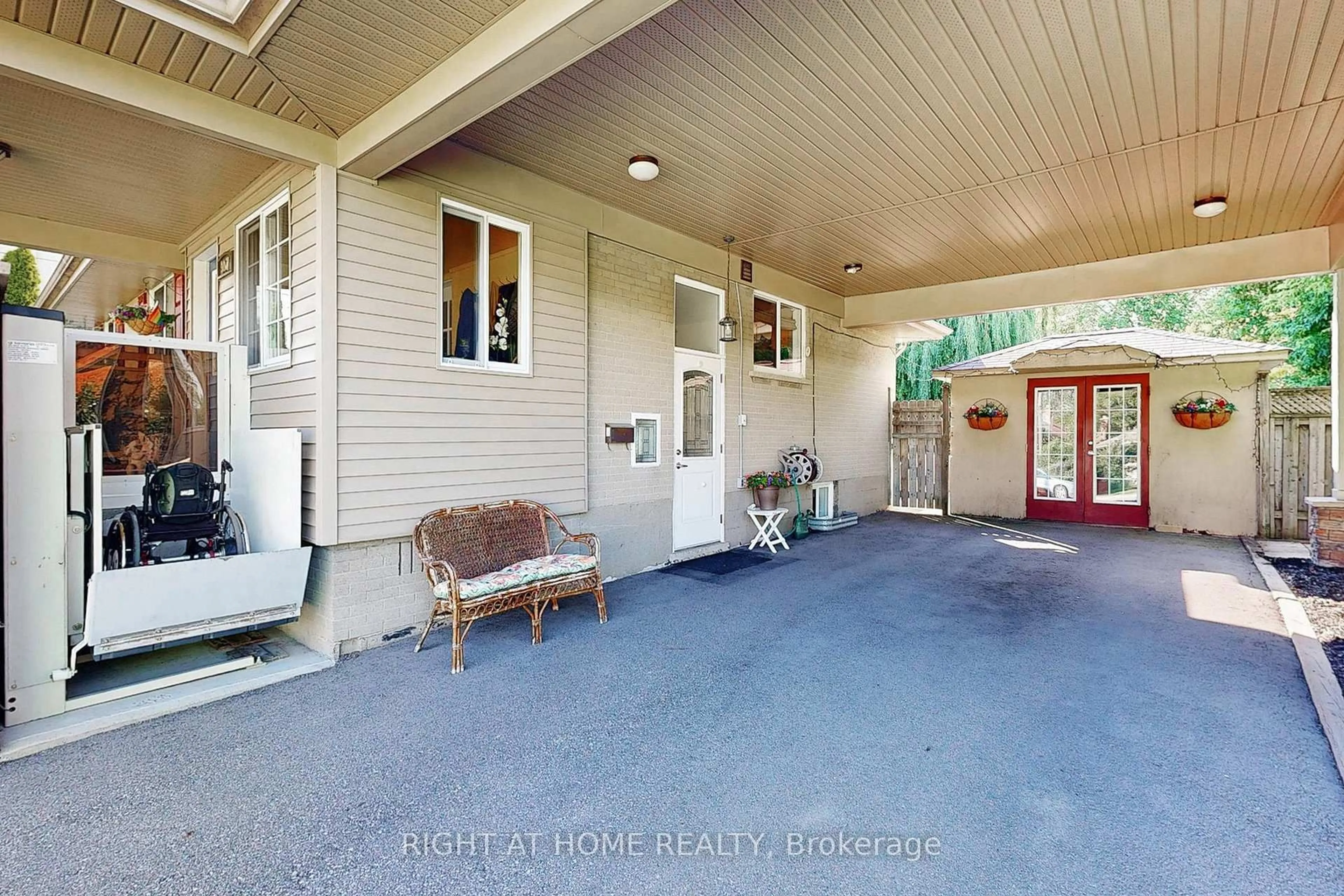 Indoor entryway for 907 Fourth St, Mississauga Ontario L5E 1J8