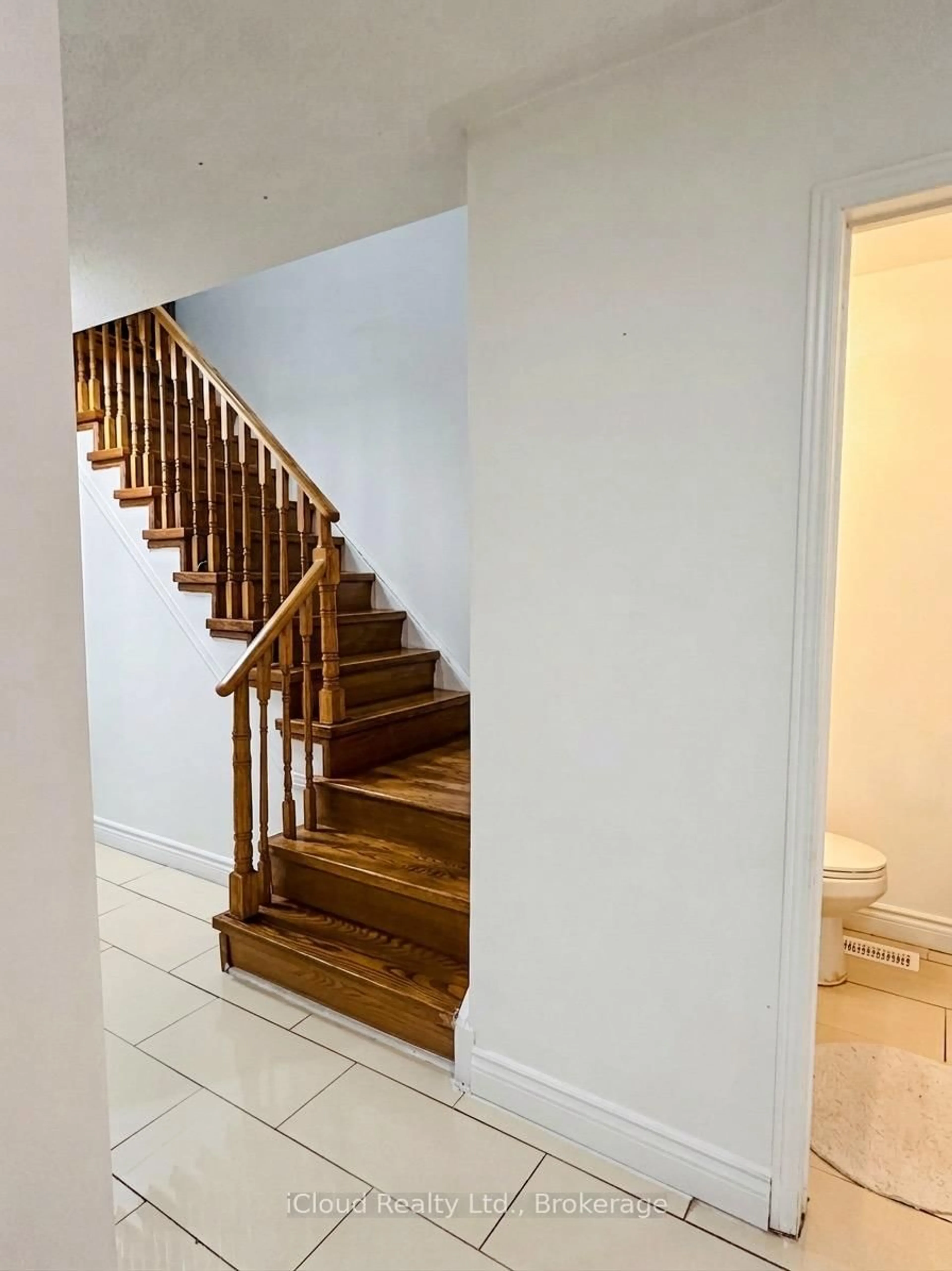 Stairs for 5641 Cortina Cres, Mississauga Ontario L4Z 3R4