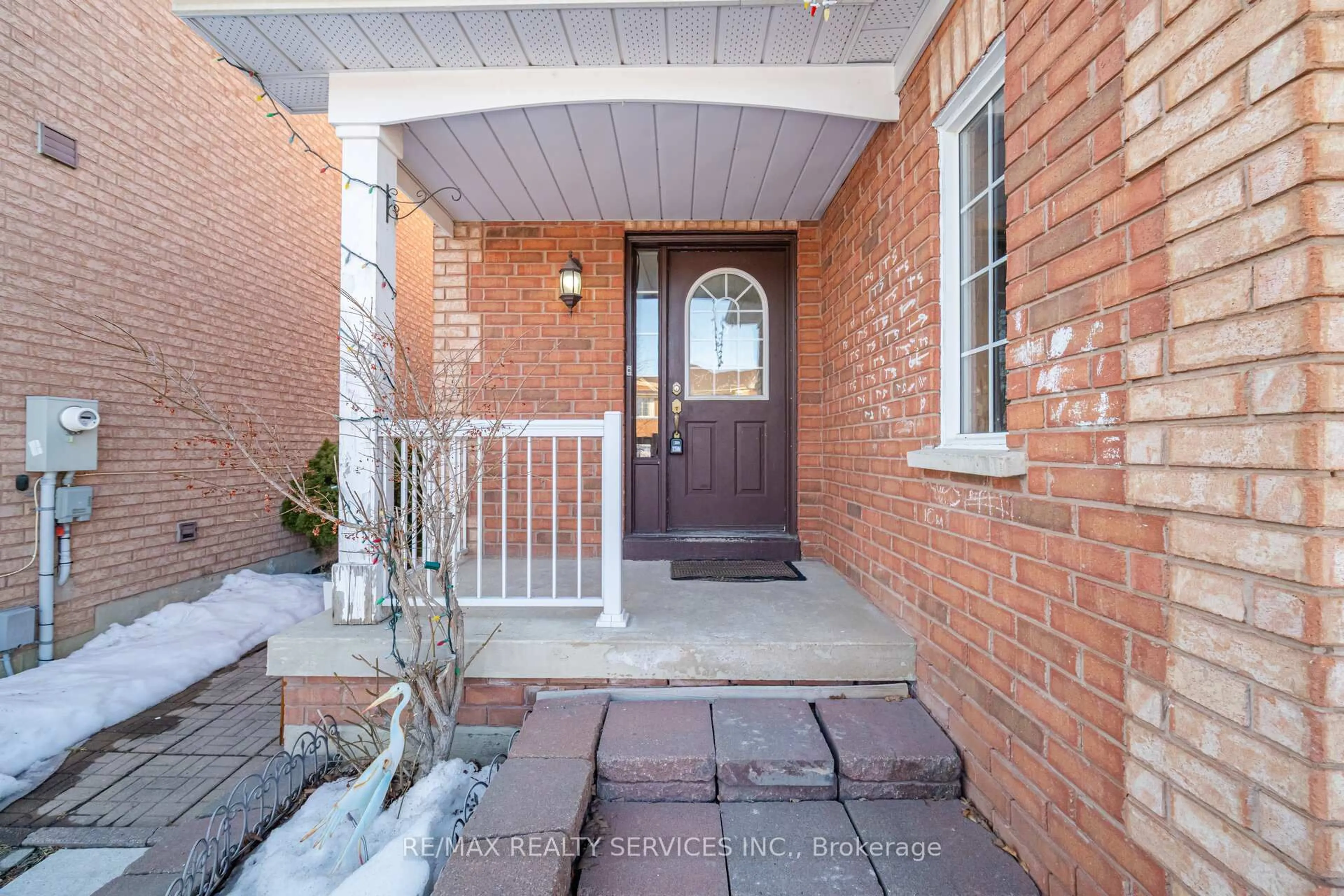 Indoor entryway for 47 Twin Pines Cres, Brampton Ontario L7A 1M8