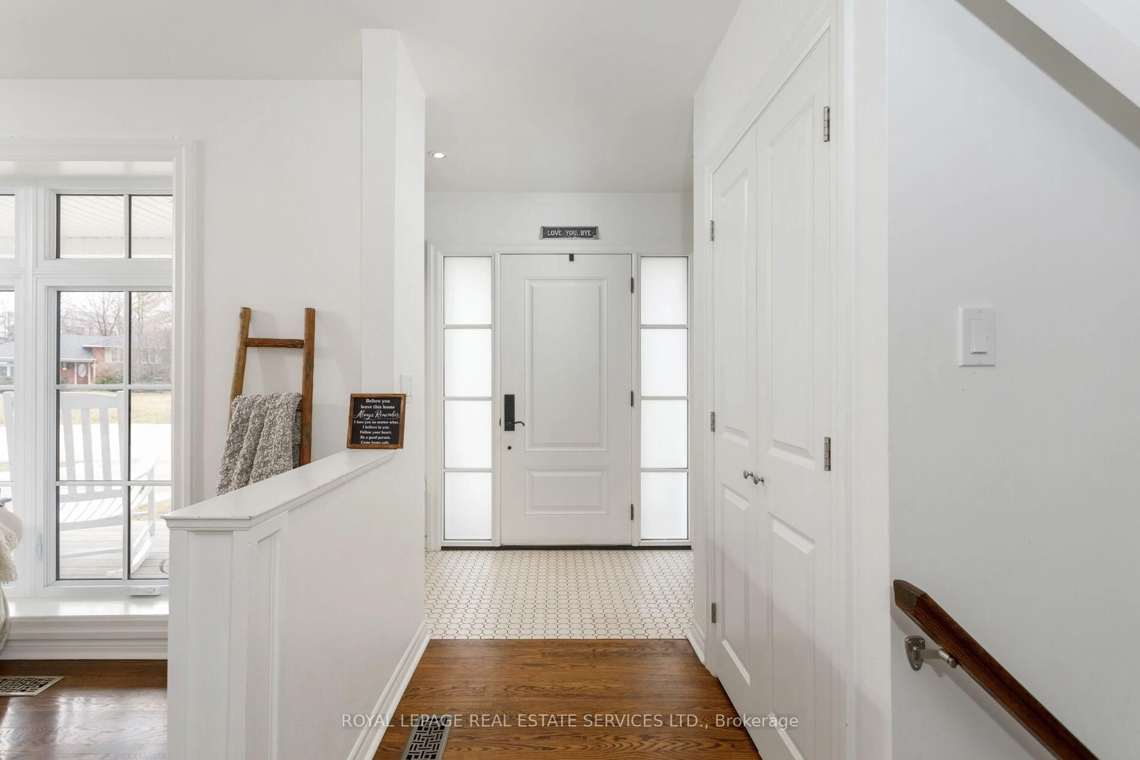 Indoor entryway for 2088 Saxon Rd, Oakville Ontario L6L 2V2