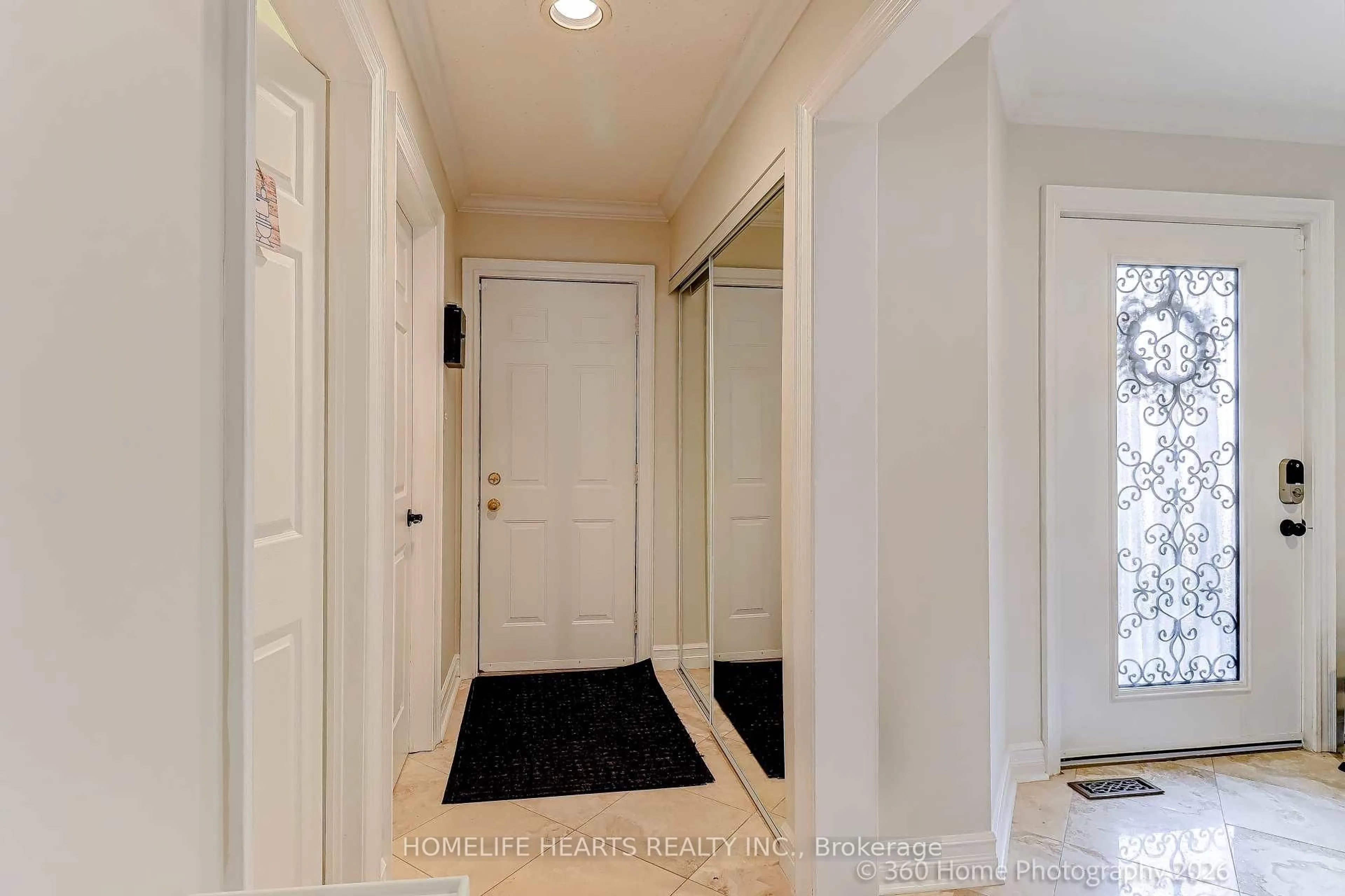 Indoor entryway for 6300 McCracken Dr, Mississauga Ontario L5V 1X8