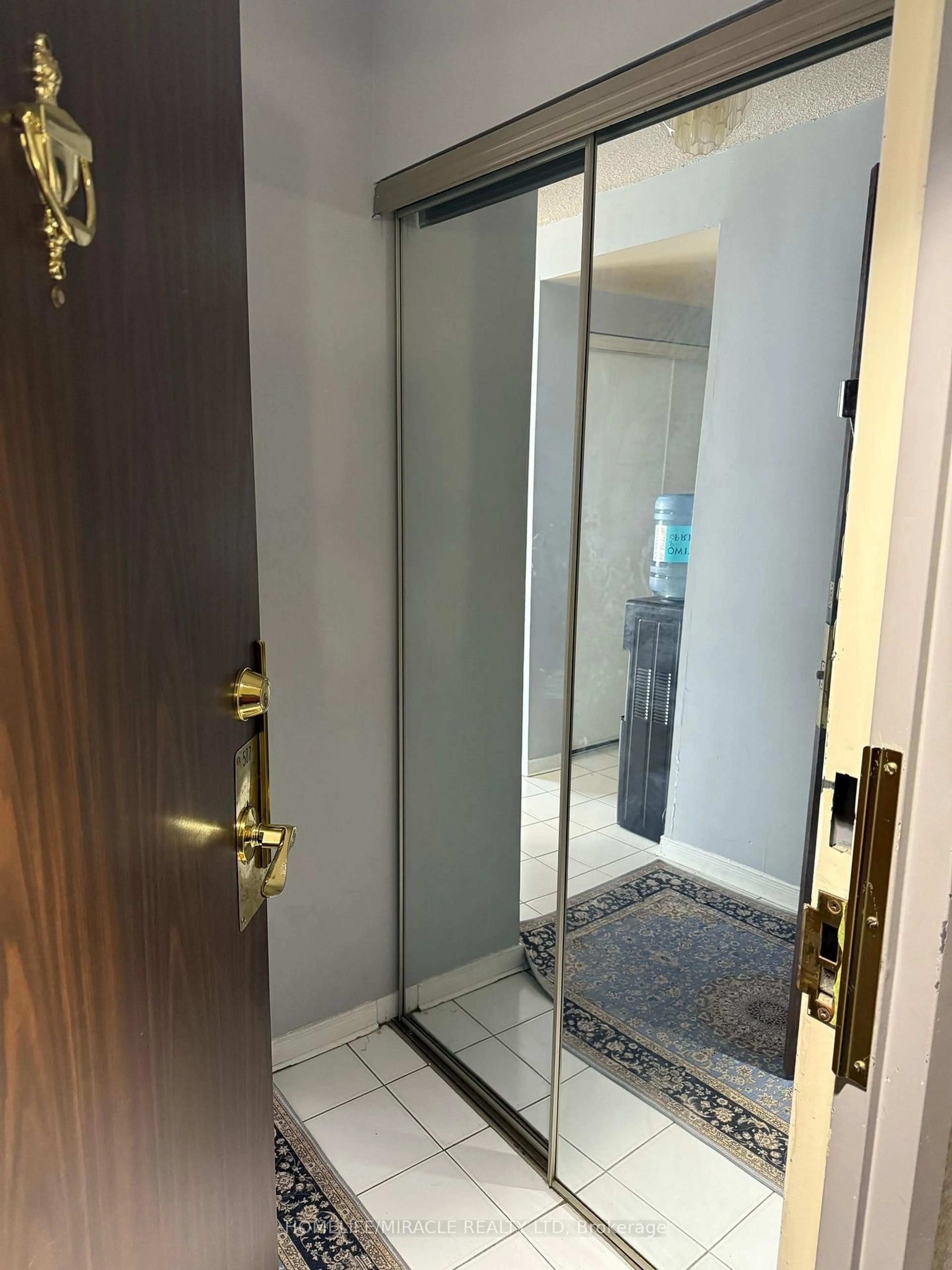 Indoor foyer for 2901 Kipling Ave #507, Toronto Ontario M9V 5E5