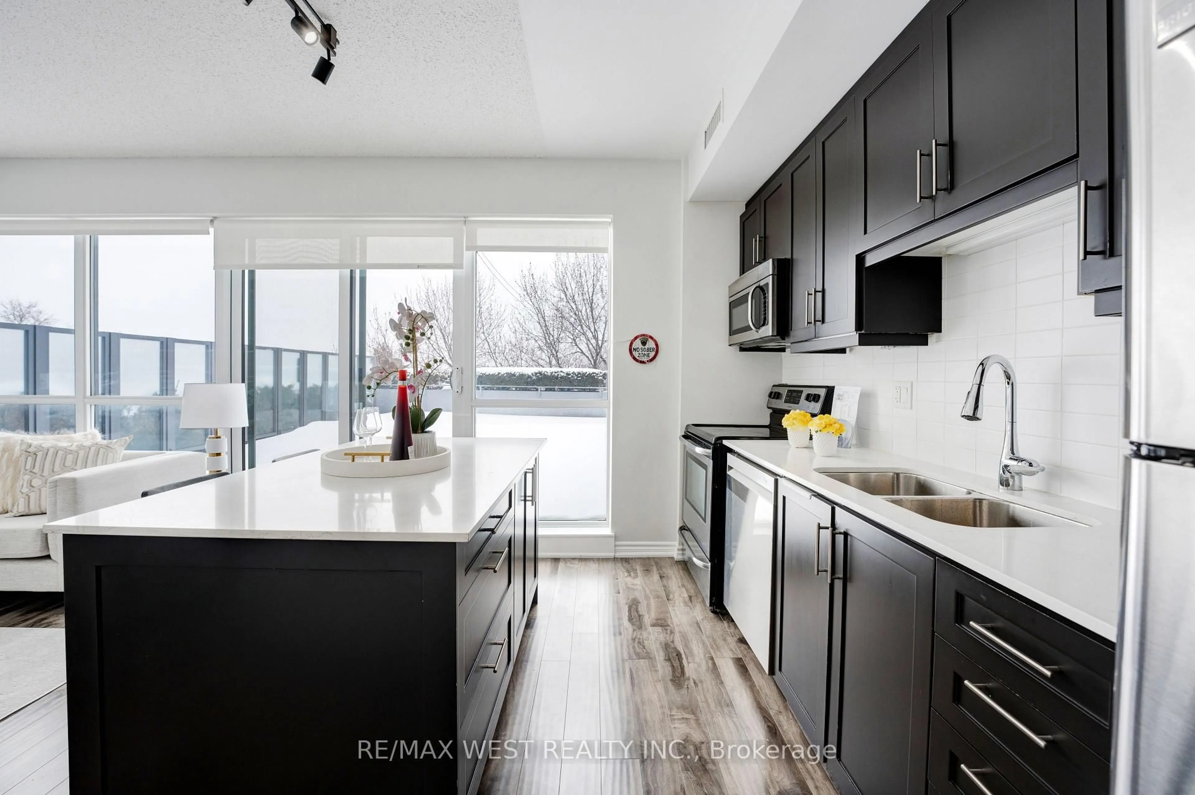 Contemporary kitchen, unknown for 15 James Finlay Way #625, Toronto Ontario M3M 0B3