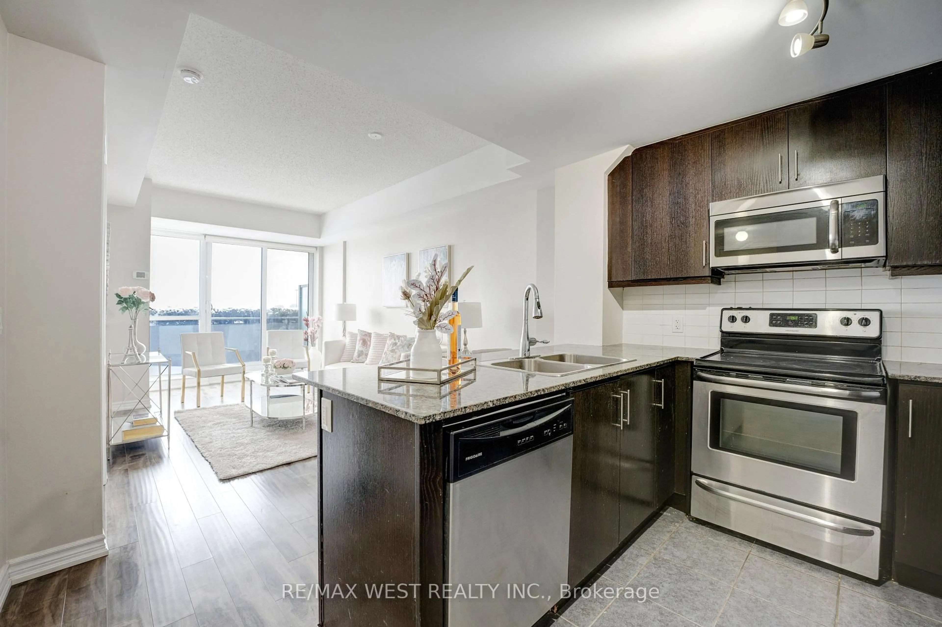 Open concept kitchen, unknown for 15 James Finlay Way #627, Toronto Ontario M3M 0B3