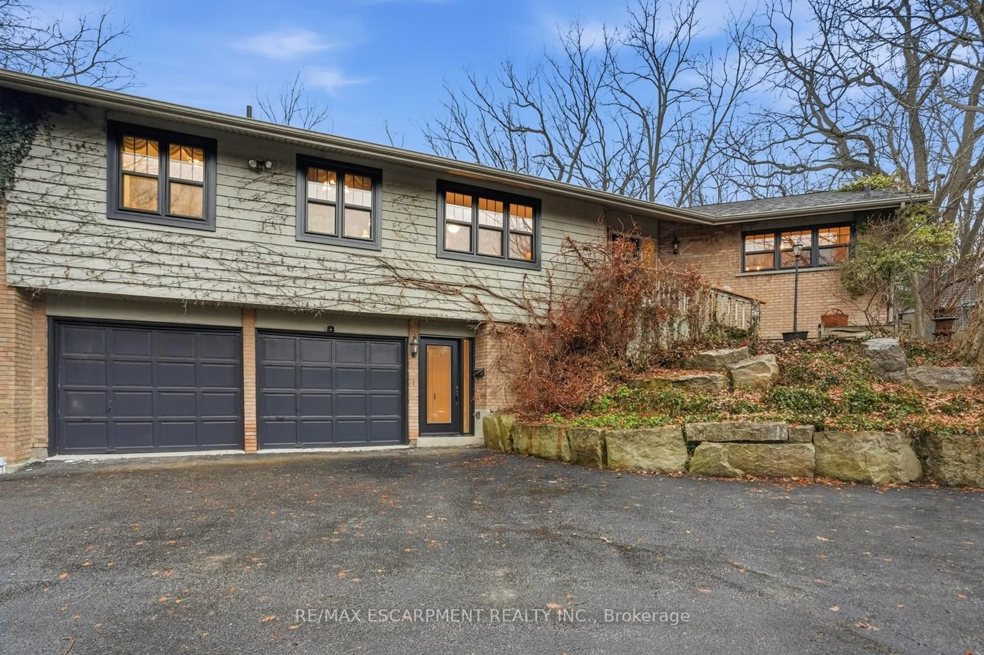 Unknown for 1987 Snake Rd, Burlington Ontario L7P 4Y1