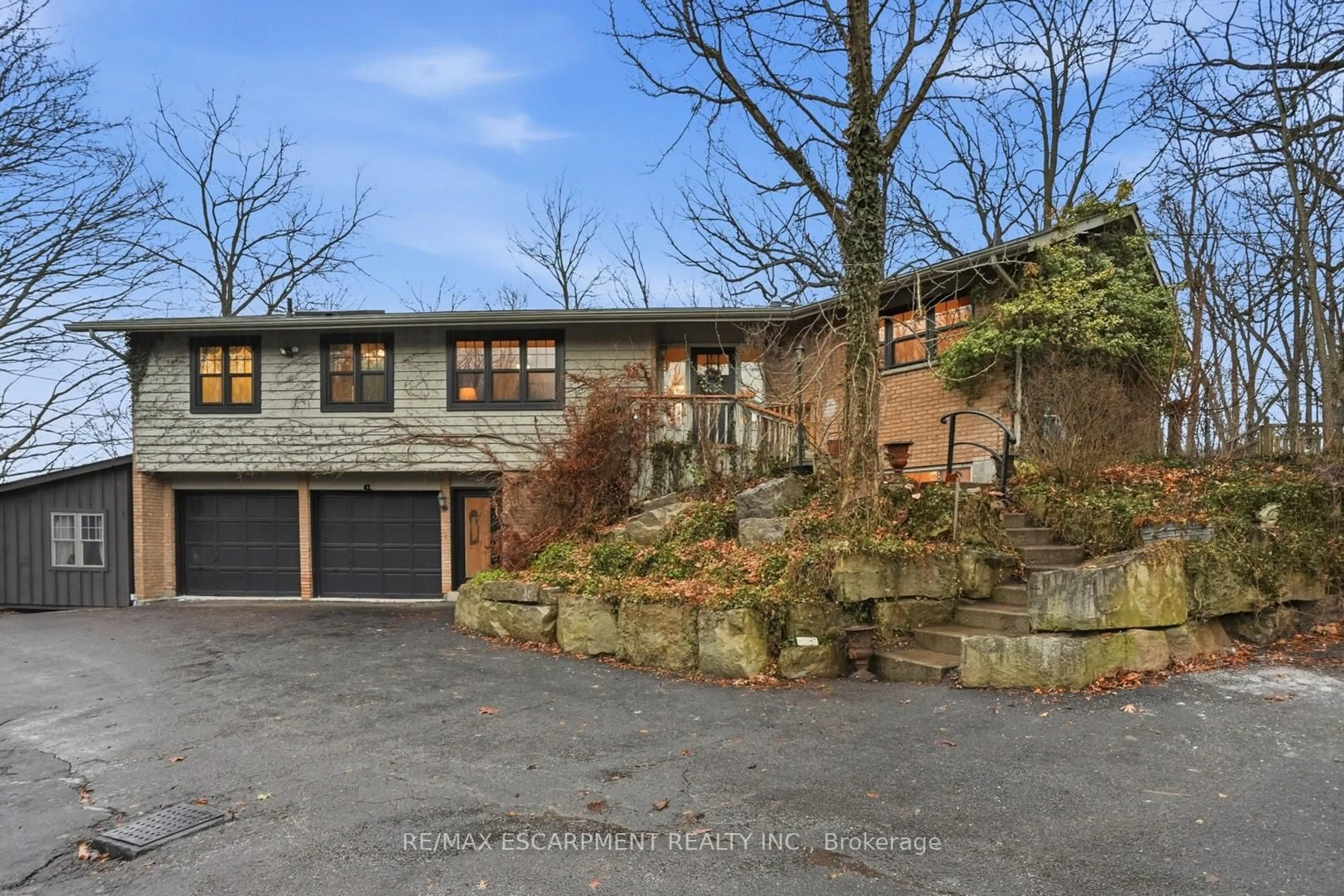 Unknown for 1987 Snake Rd, Burlington Ontario L7P 4Y1