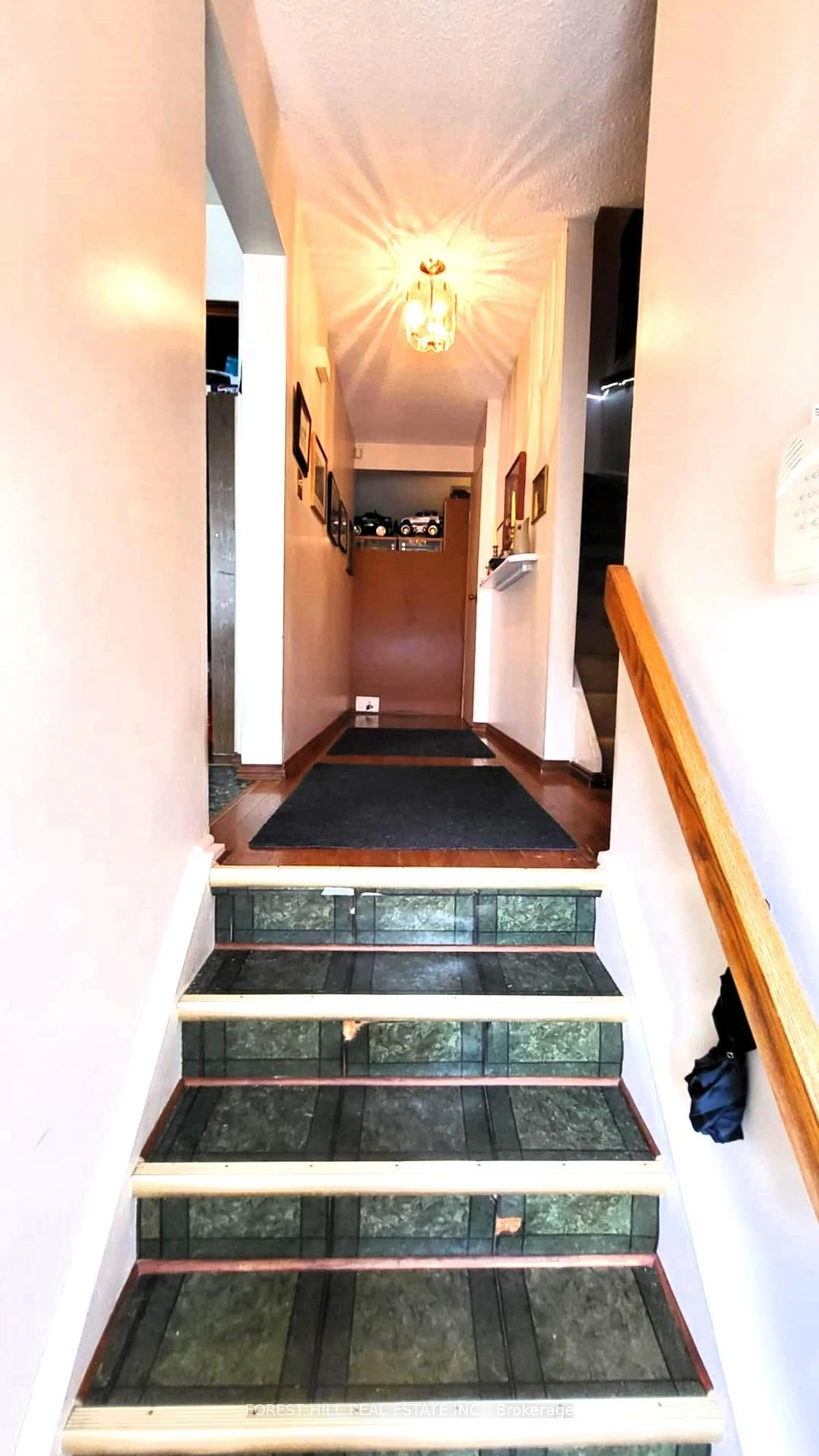 Indoor foyer for 104 Baronwood Crt #104, Brampton Ontario L6V 3H7