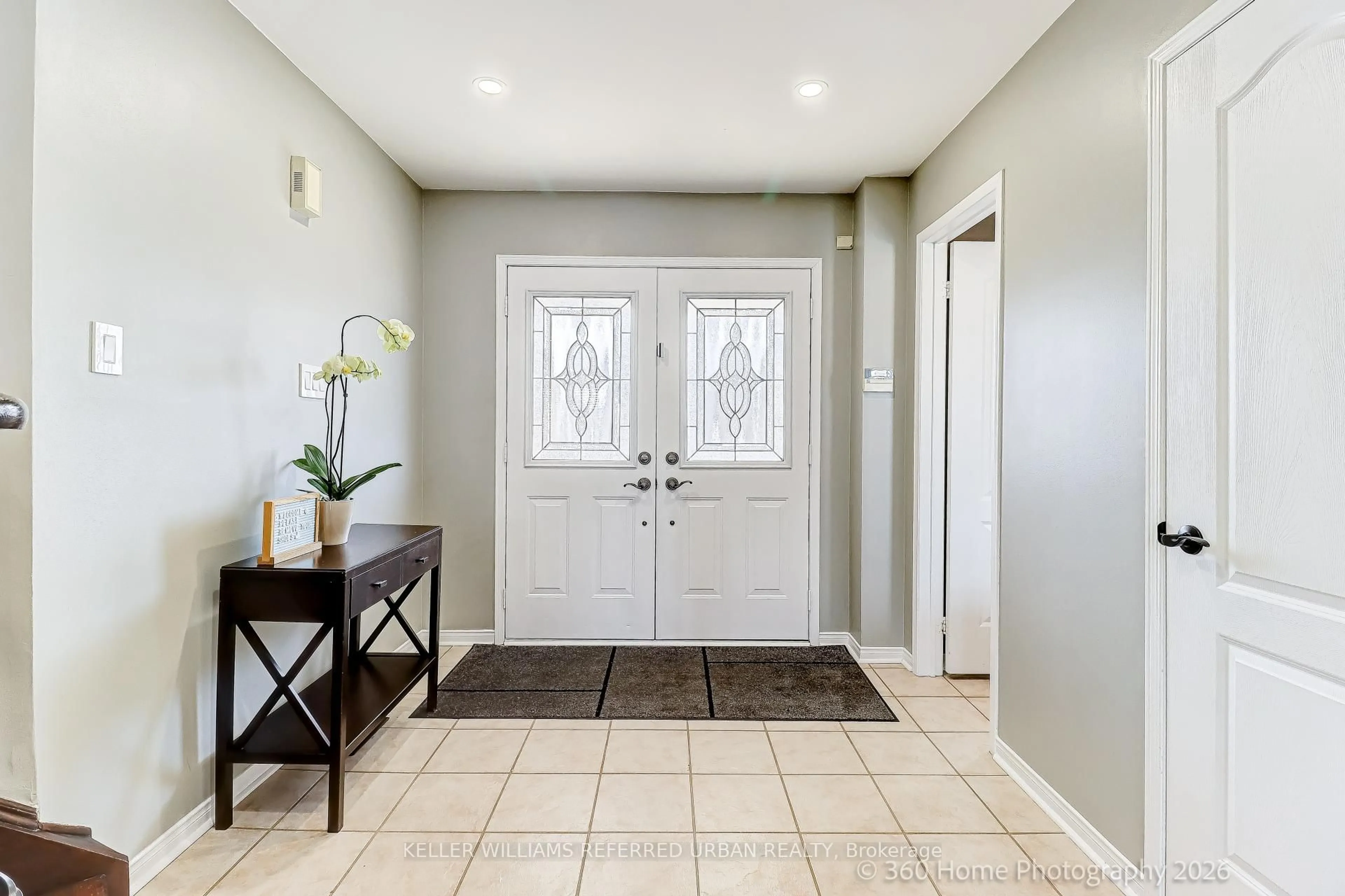 Indoor entryway for 4 Woodvalley Dr, Brampton Ontario L7A 1Z6