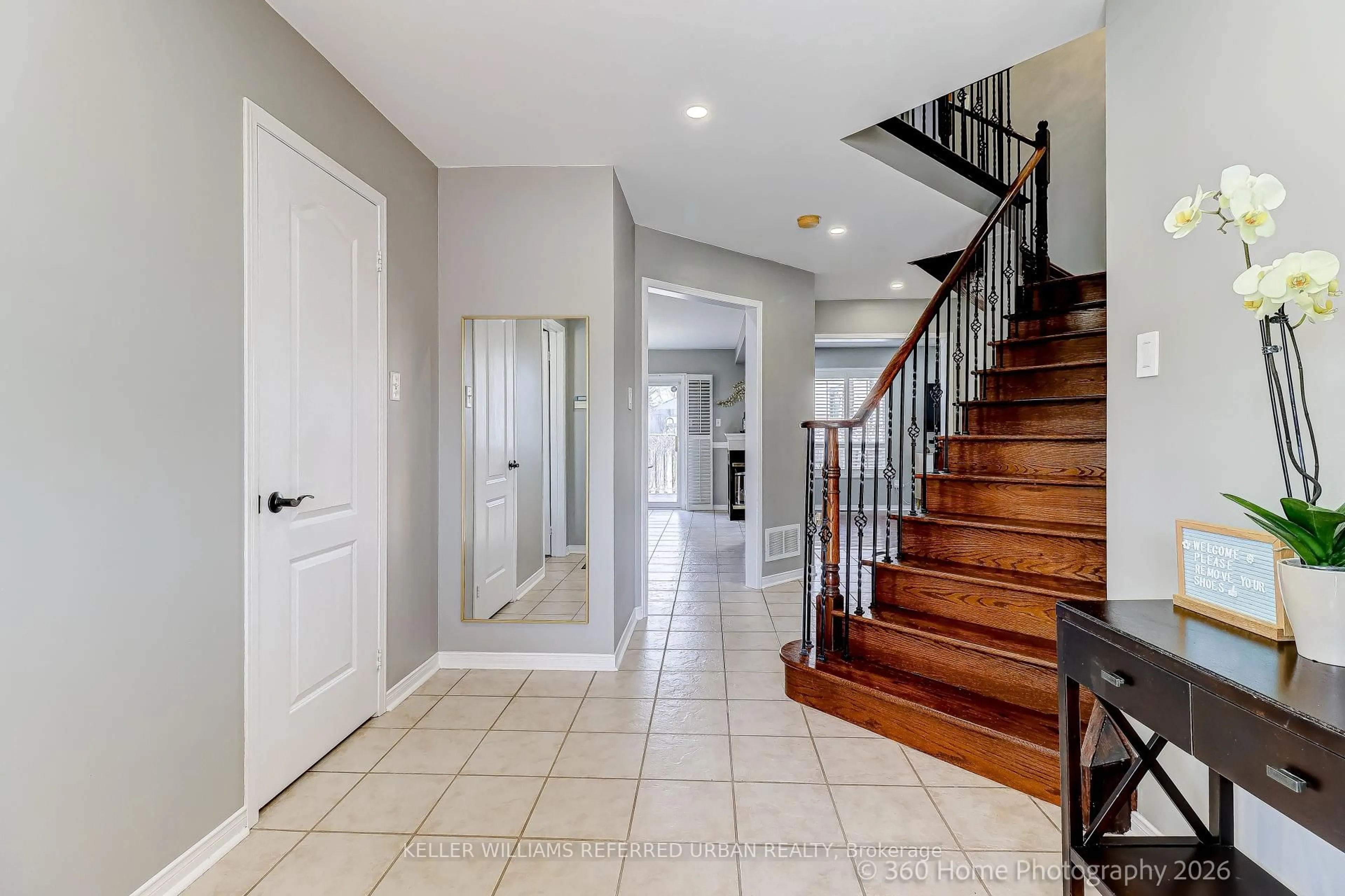Indoor entryway for 4 Woodvalley Dr, Brampton Ontario L7A 1Z6