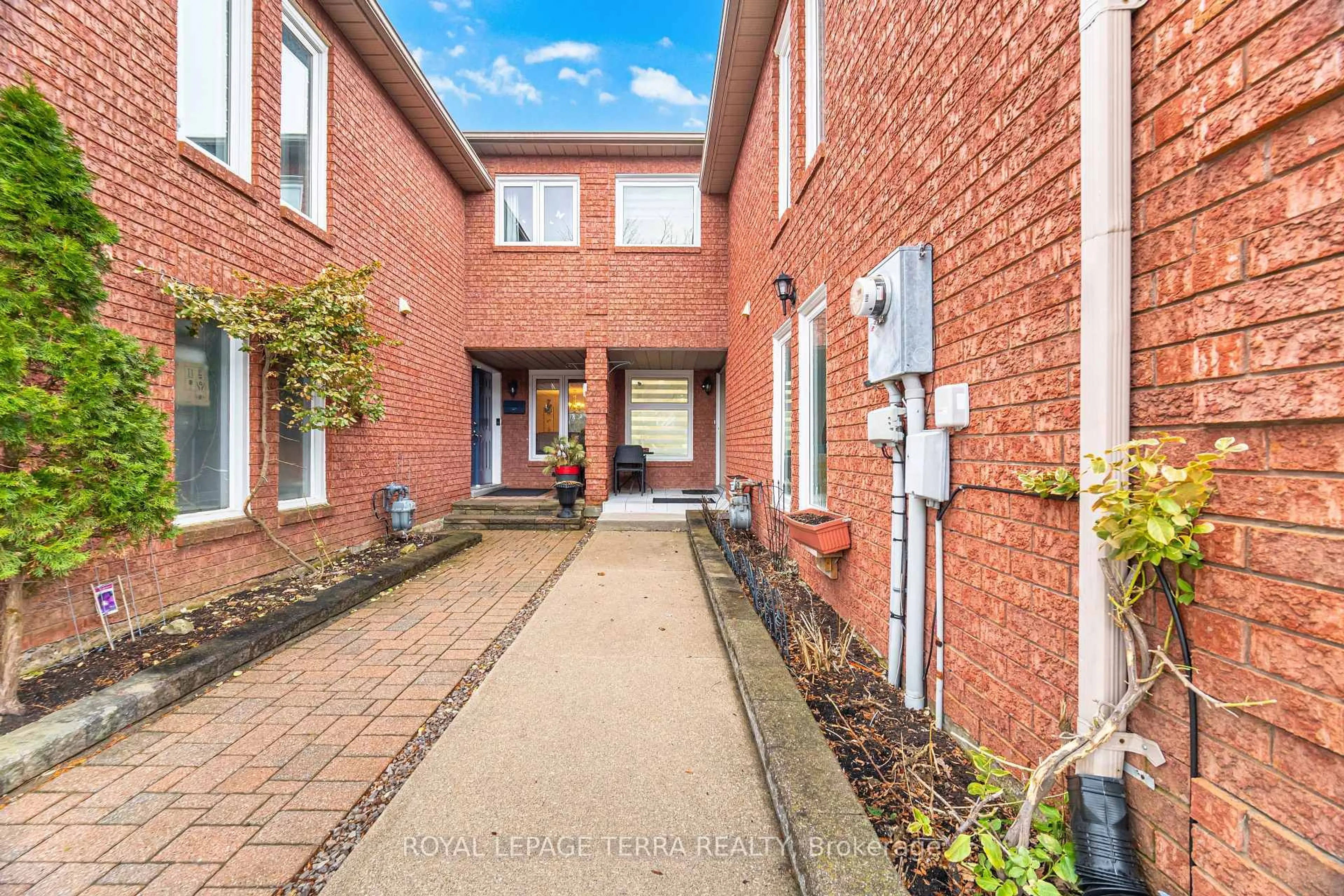 A pic from outside/outdoor area/front of a property/back of a property/a pic from drone, street for 3423 Nighthawk Tr, Mississauga Ontario L5N 6G4