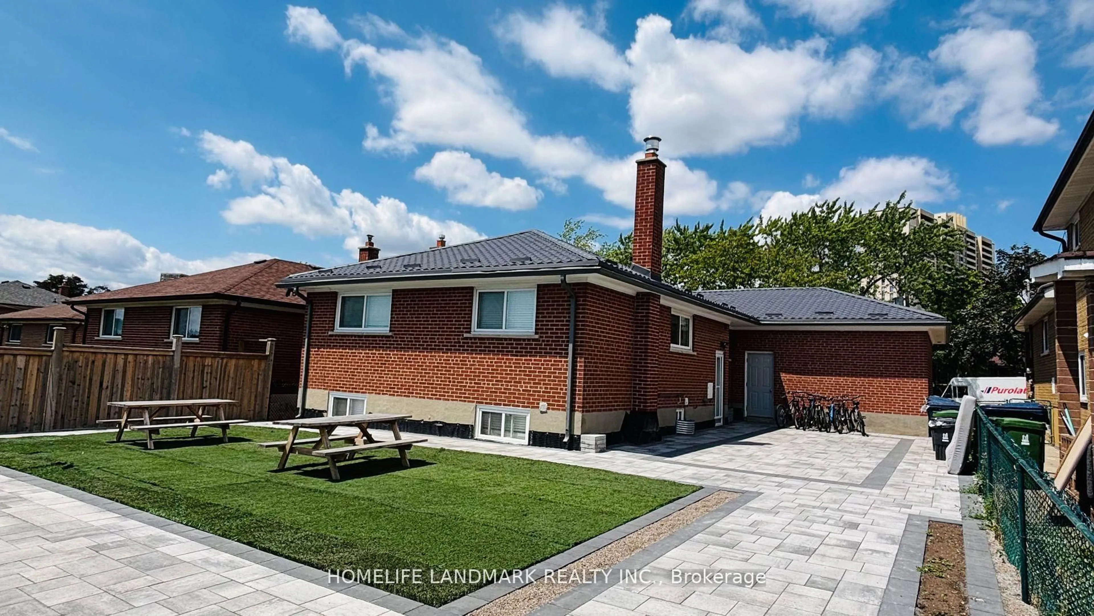 A pic from outside/outdoor area/front of a property/back of a property/a pic from drone, street for 204 Derrydown Rd, Toronto Ontario M3J 1S1