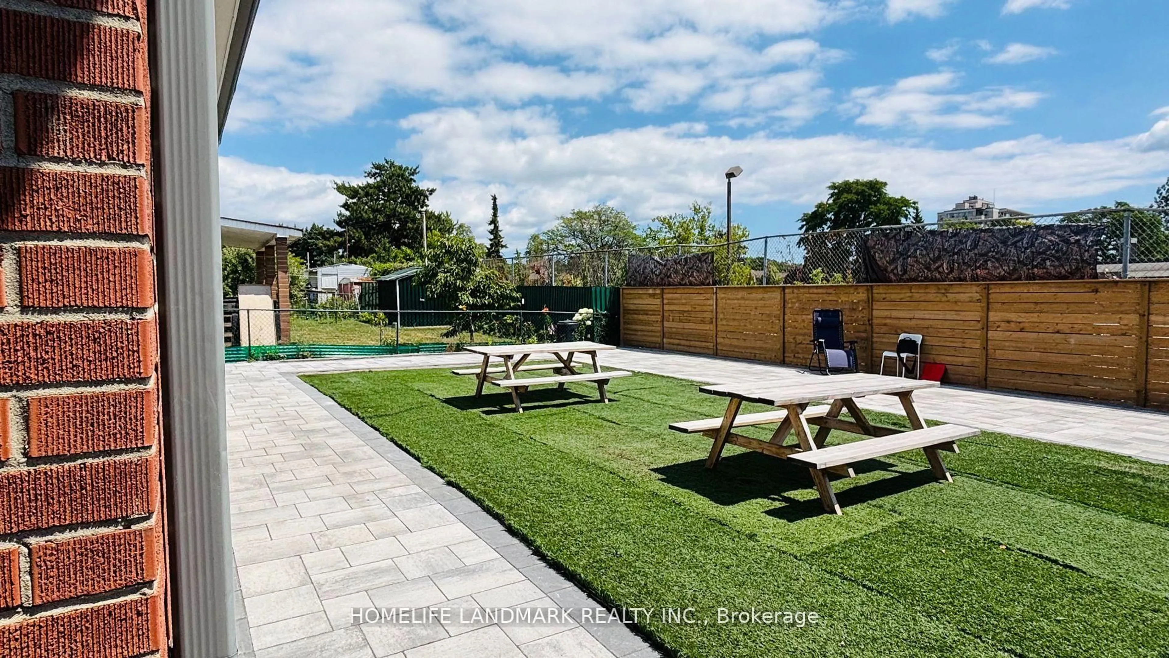 A pic from outside/outdoor area/front of a property/back of a property/a pic from drone, street for 204 Derrydown Rd, Toronto Ontario M3J 1S1