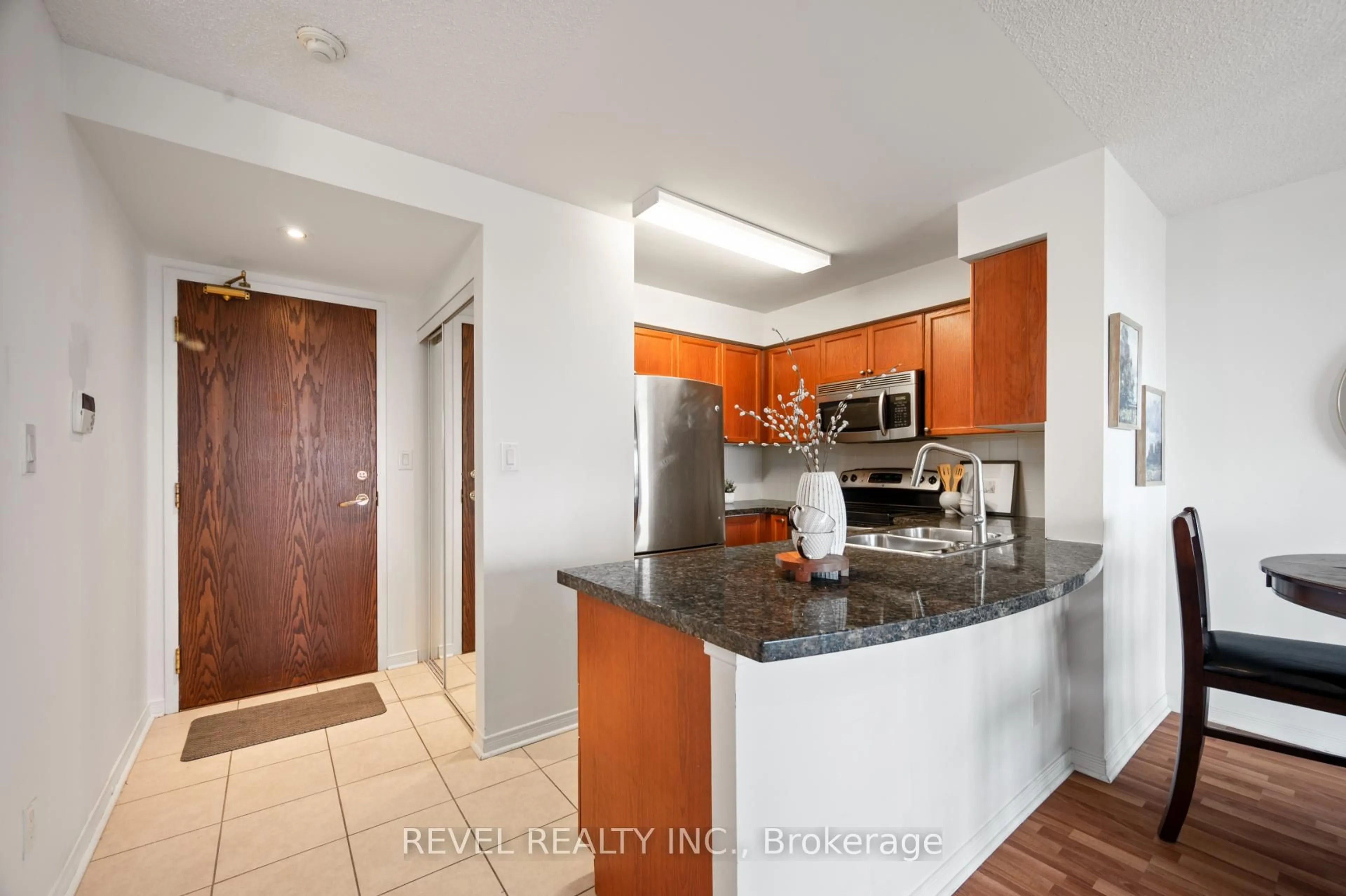 Standard kitchen, unknown for 4850 Glen Erin Dr #1005, Mississauga Ontario L5M 7S1