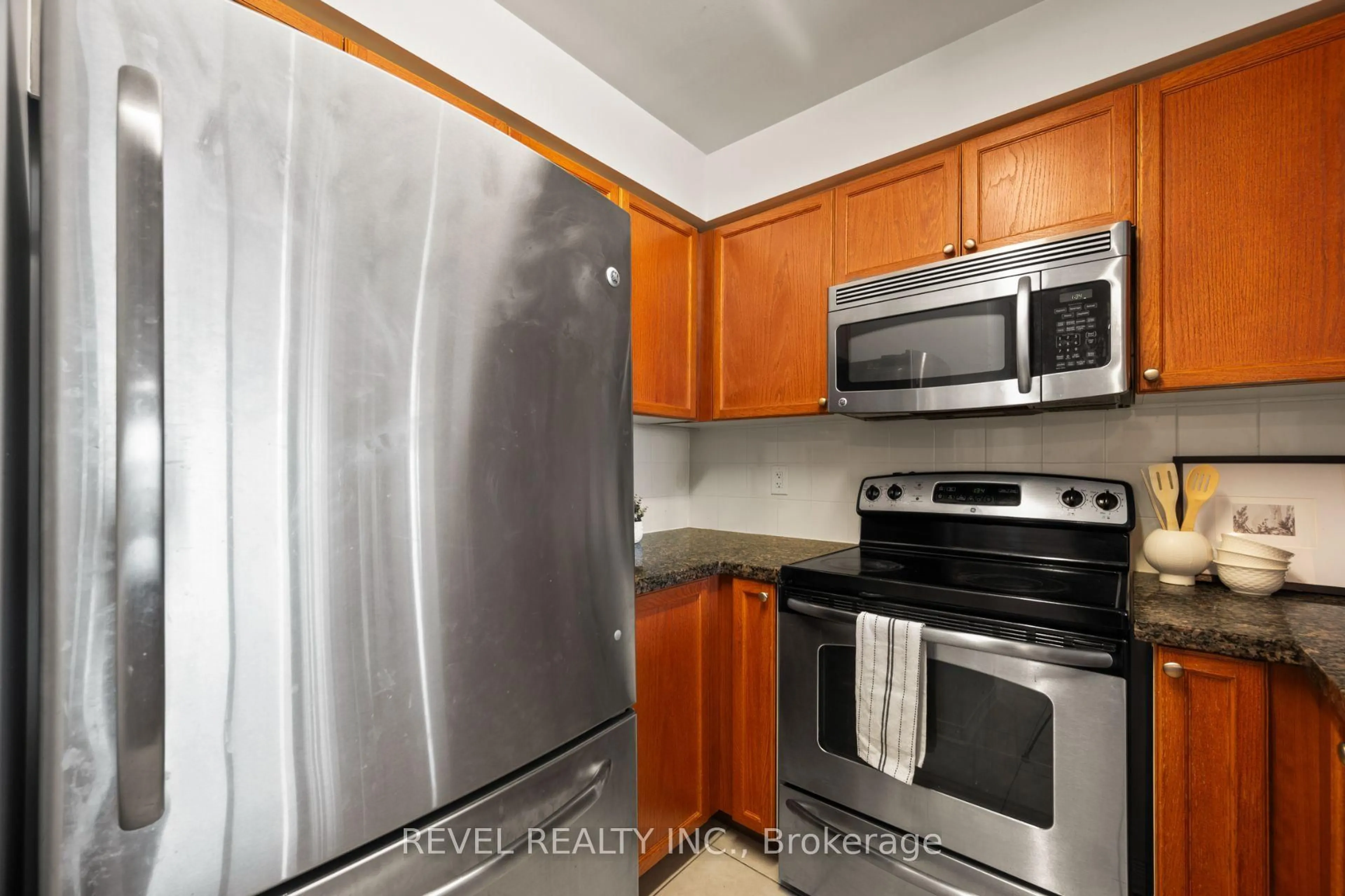 Standard kitchen, unknown for 4850 Glen Erin Dr #1005, Mississauga Ontario L5M 7S1