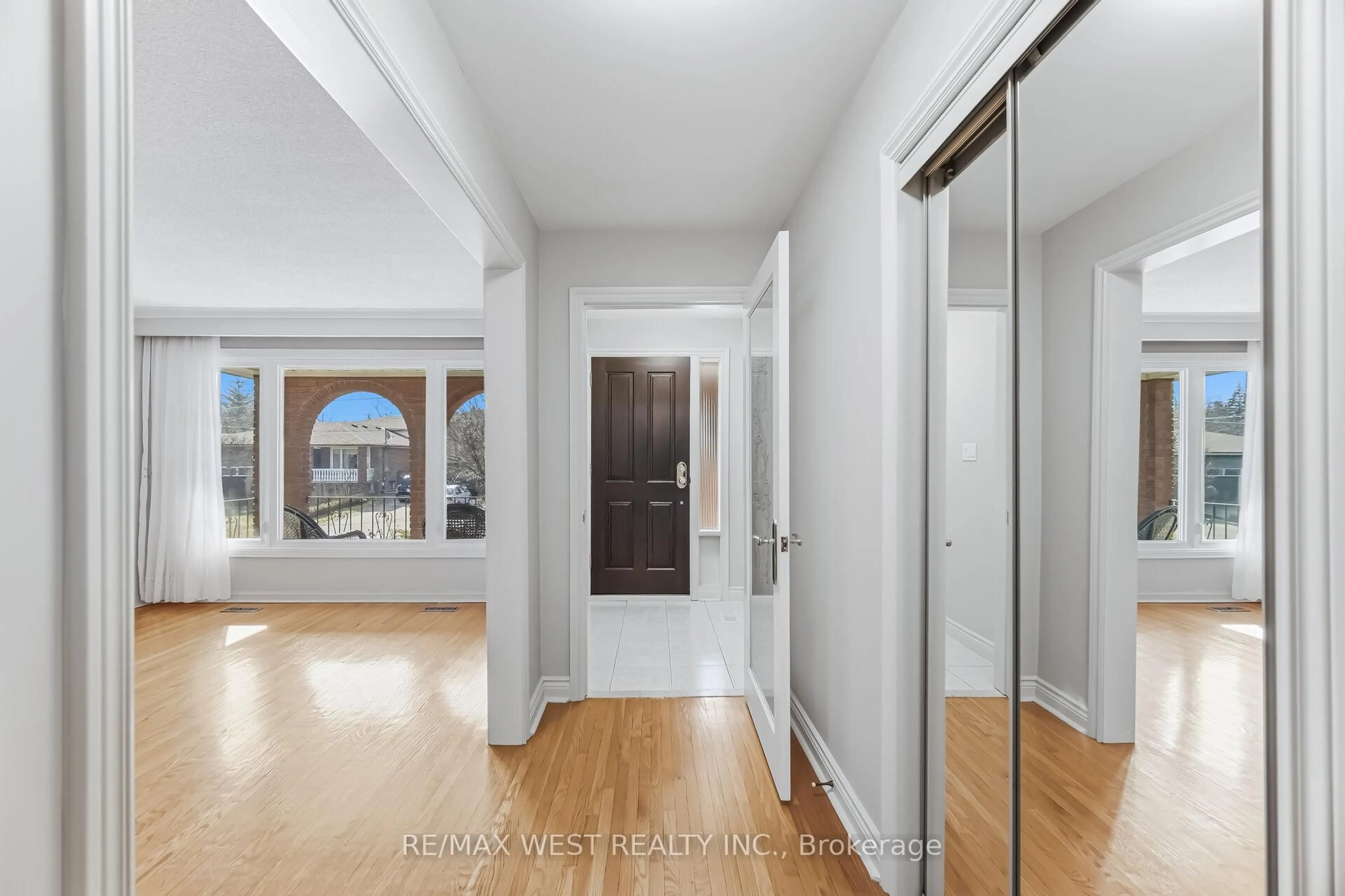 Indoor entryway for 6 Disan Crt, Toronto Ontario M9V 4A7