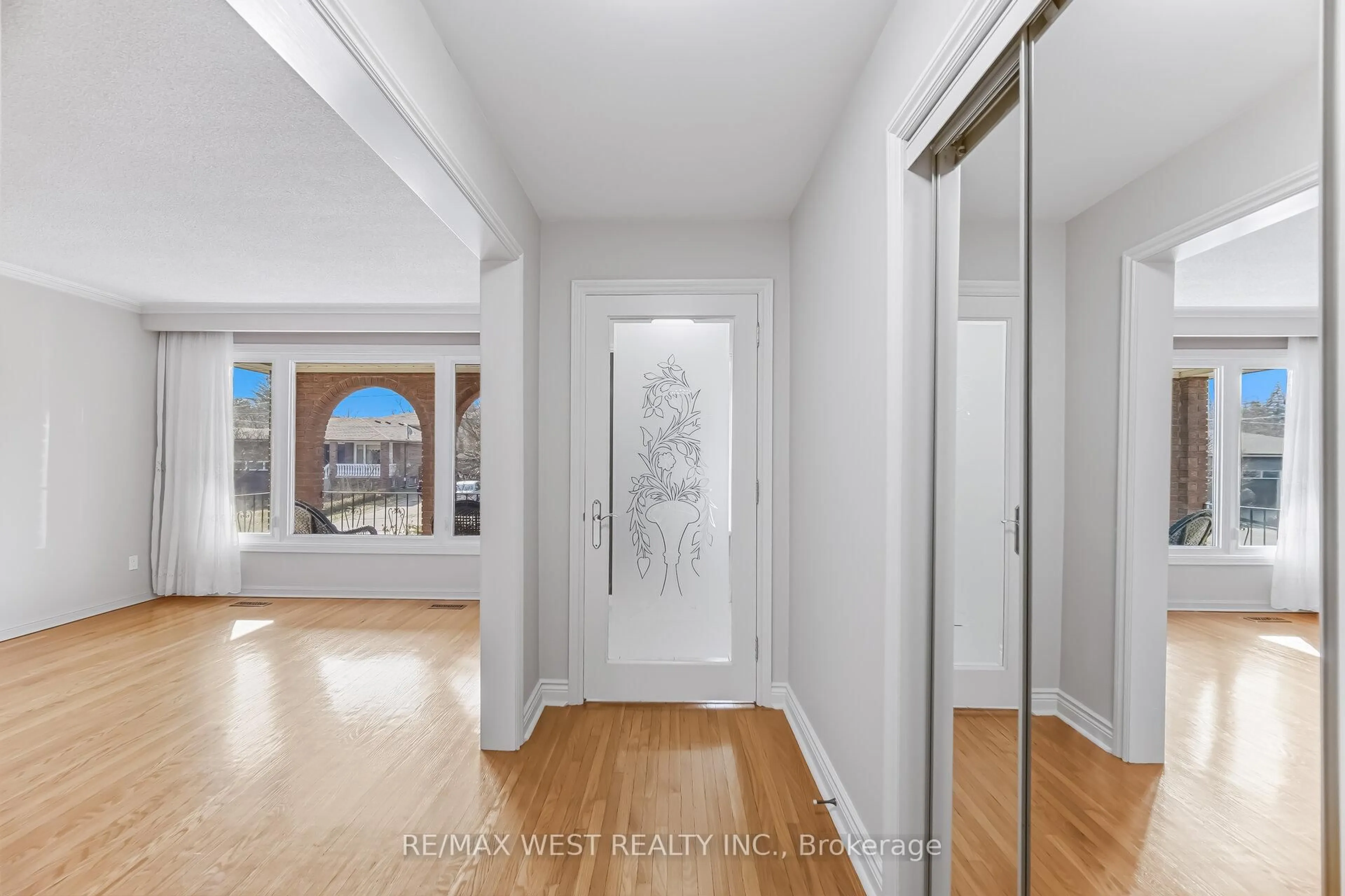 Indoor entryway for 6 Disan Crt, Toronto Ontario M9V 4A7