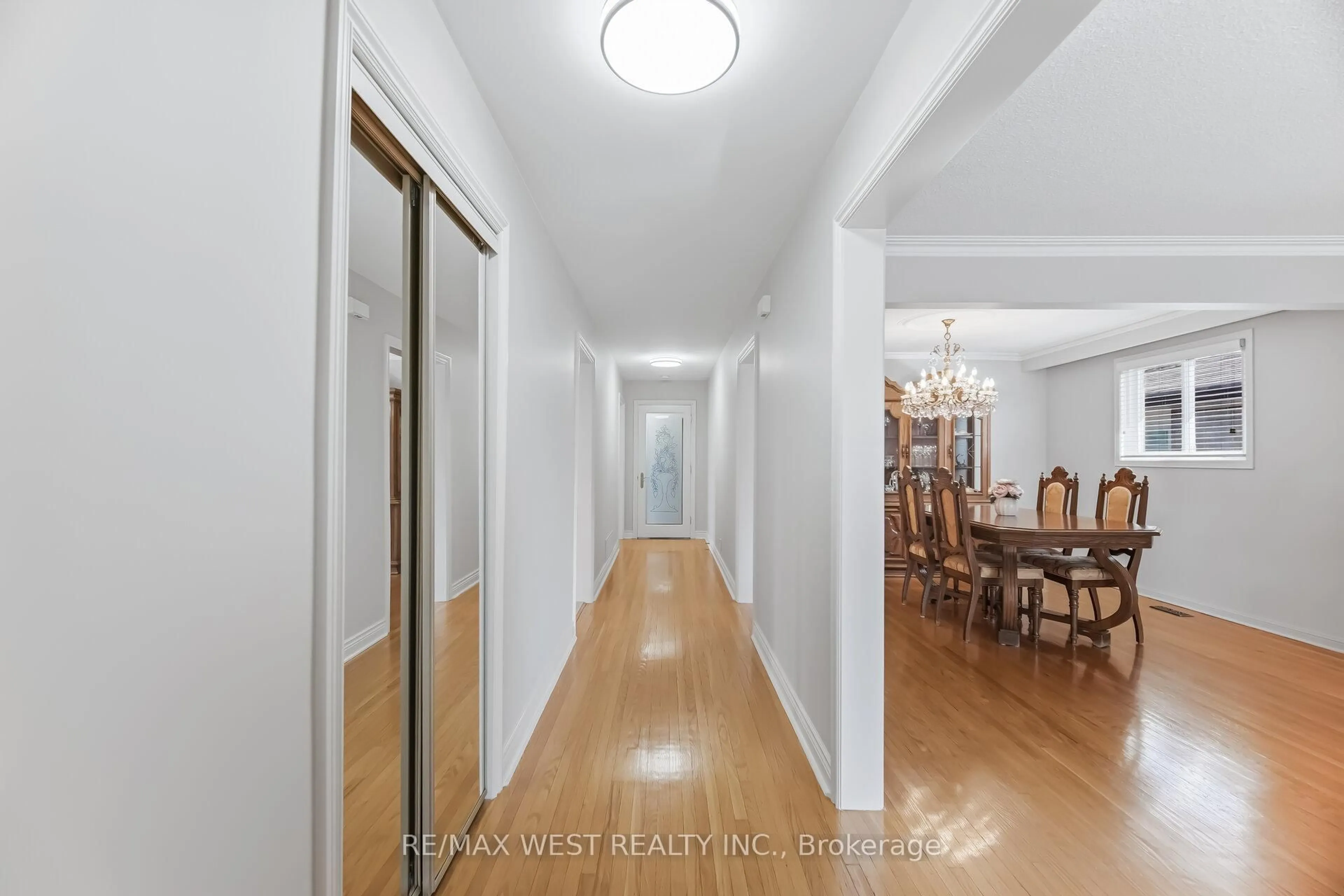 Indoor foyer for 6 Disan Crt, Toronto Ontario M9V 4A7