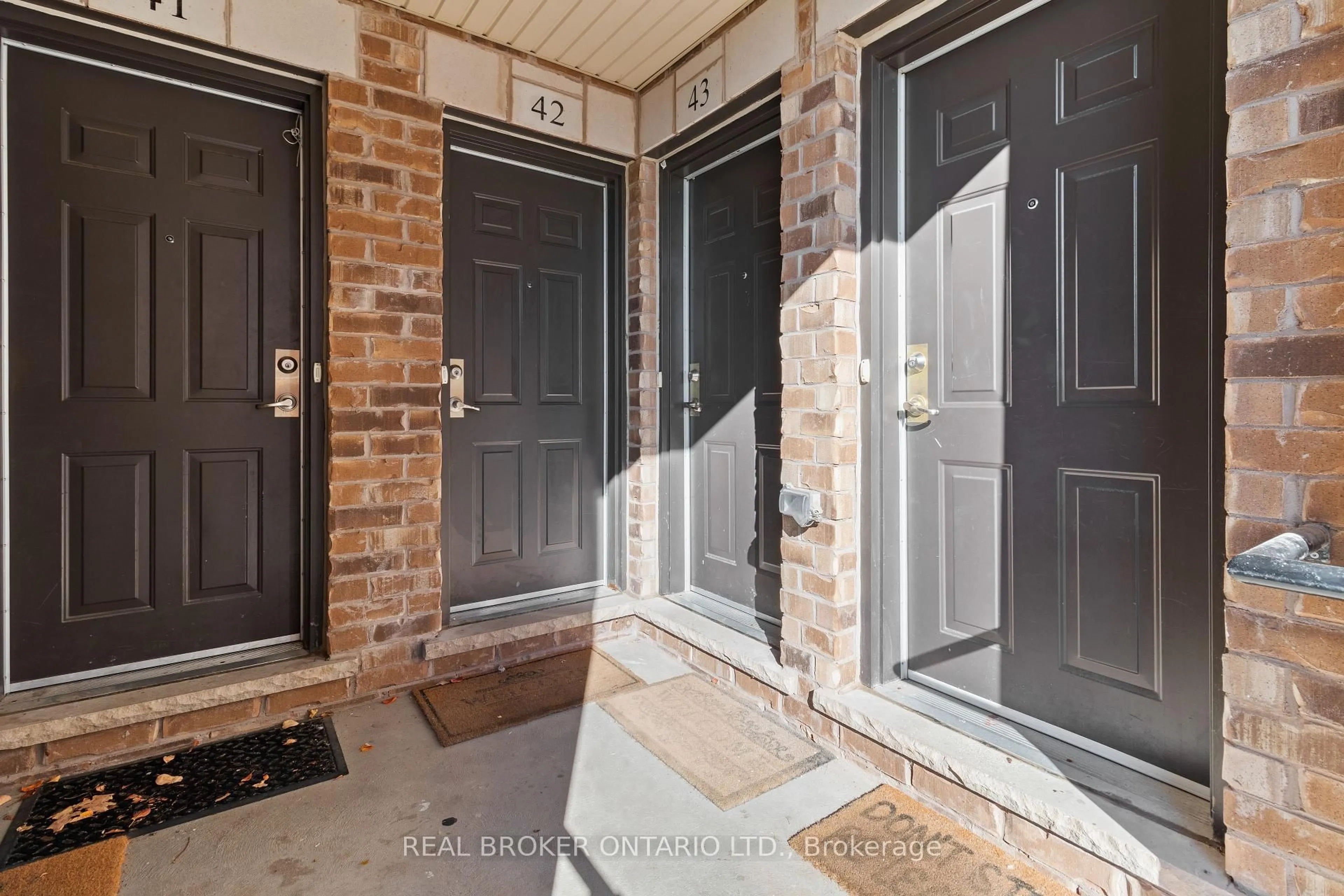 Indoor entryway for 2441 Greenwich Dr #42, Oakville Ontario L6M 0S3