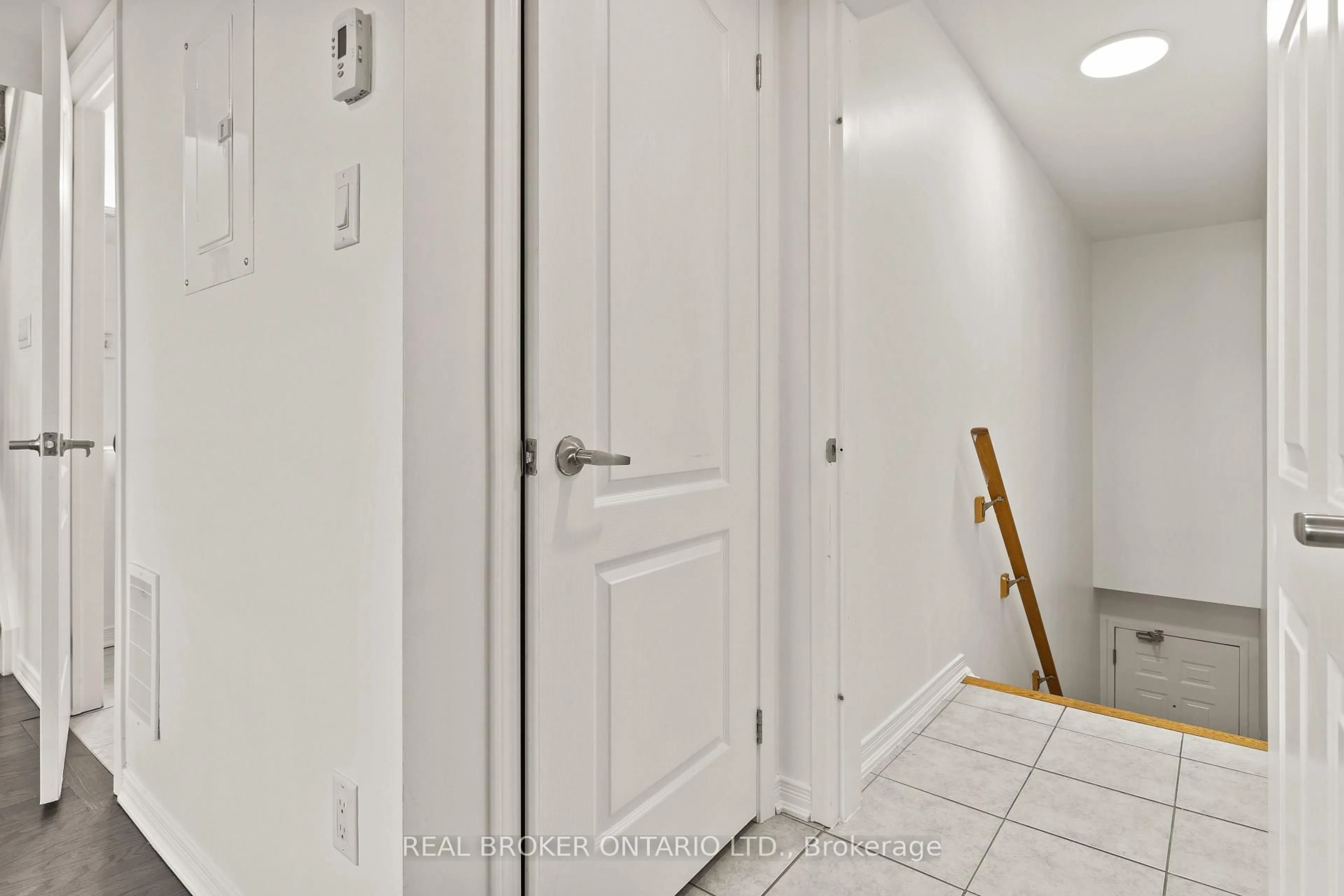 Indoor entryway for 2441 Greenwich Dr #42, Oakville Ontario L6M 0S3