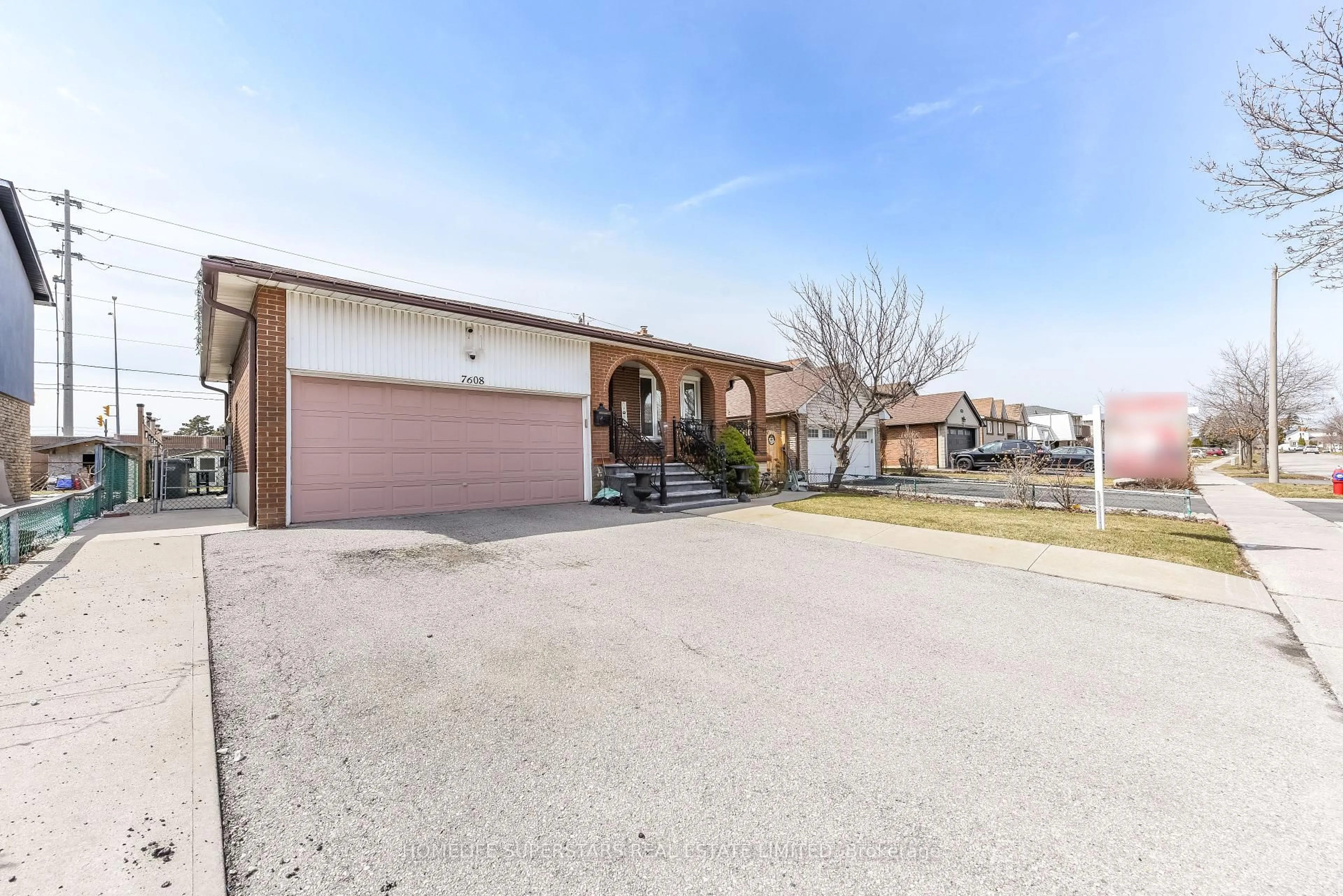 A pic from outside/outdoor area/front of a property/back of a property/a pic from drone, street for 7608 Benavon Rd, Mississauga Ontario L4T 3G3