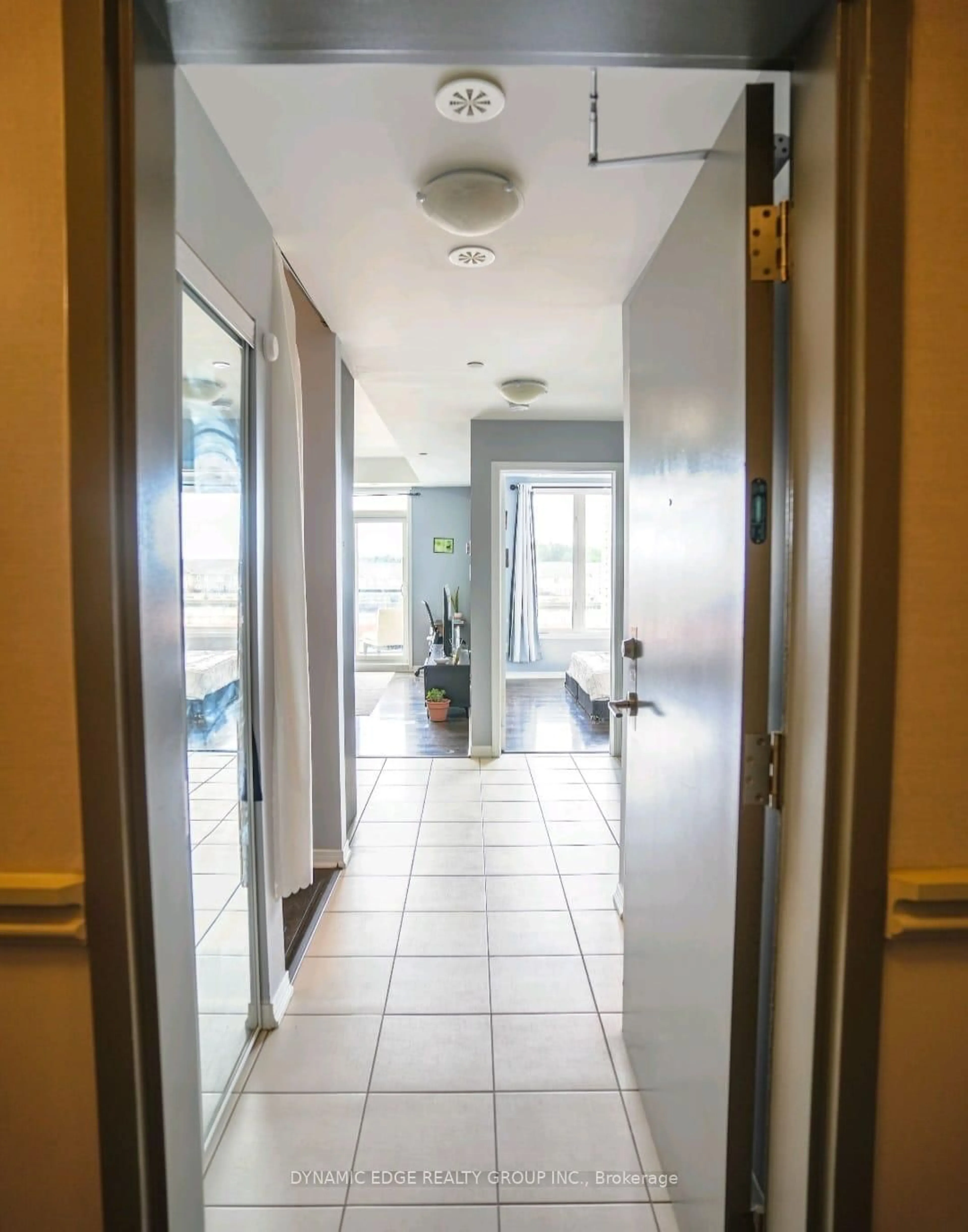 Indoor foyer for 54 Sky Harbour Dr #306, Brampton Ontario L6Y 6B9