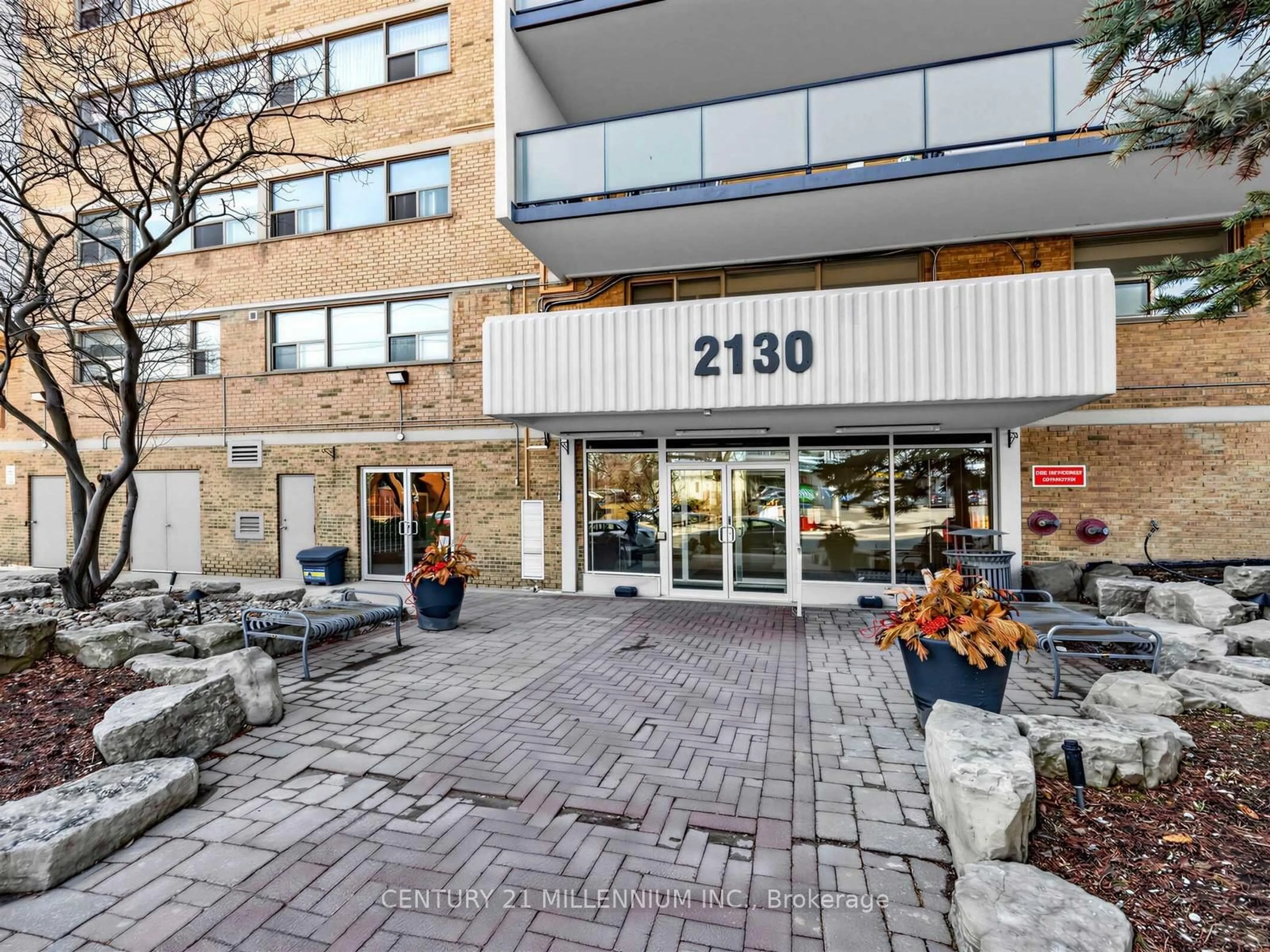 Patio, building for 2130 Weston Rd #805, Toronto Ontario M9N 3R9