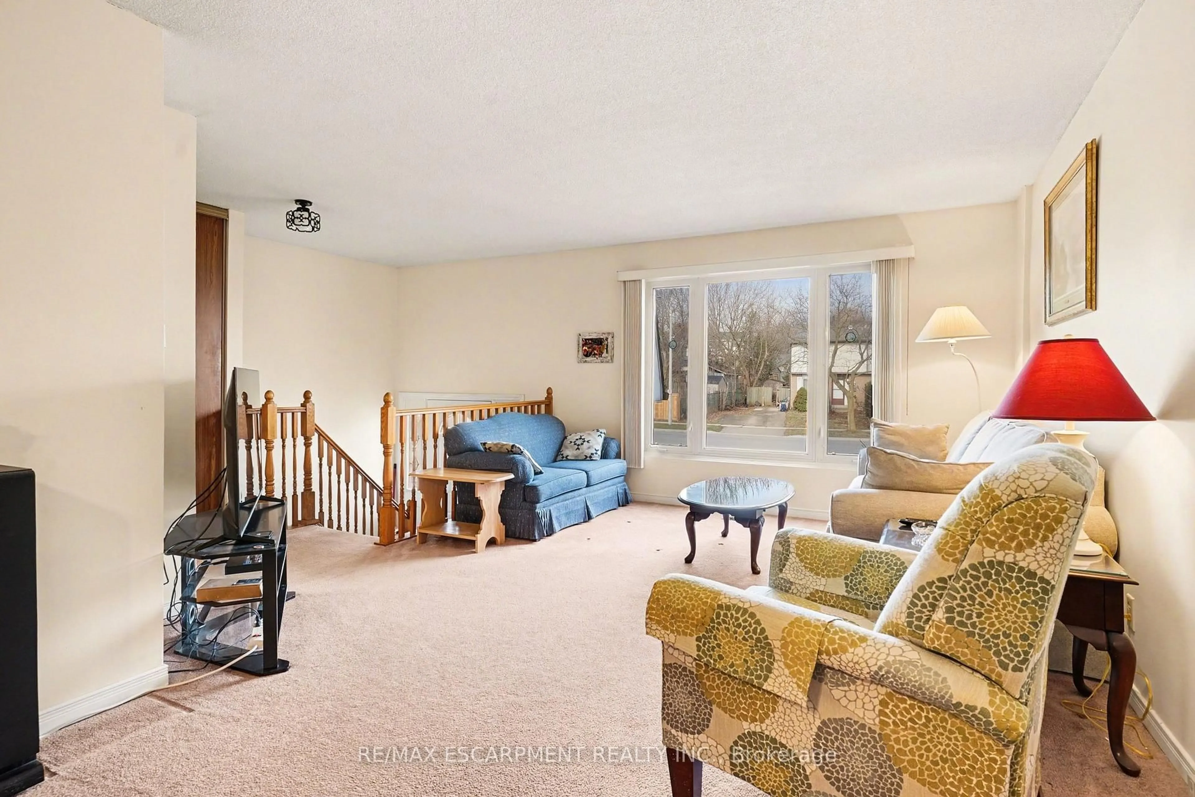 Living room with furniture, unknown for 2381 MIDDLESMOOR Cres, Burlington Ontario L7P 3X4