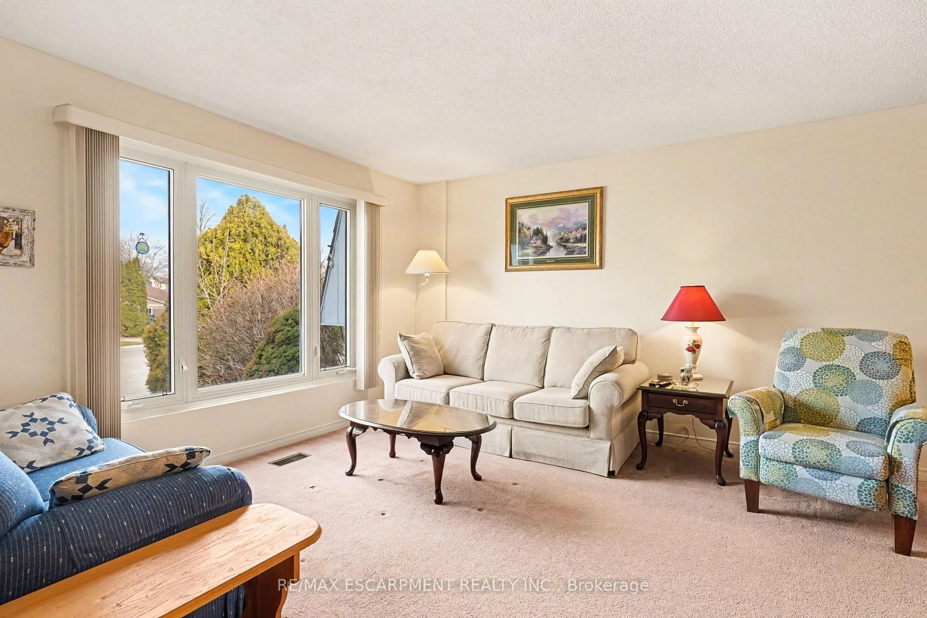 Living room with furniture, unknown for 2381 MIDDLESMOOR Cres, Burlington Ontario L7P 3X4