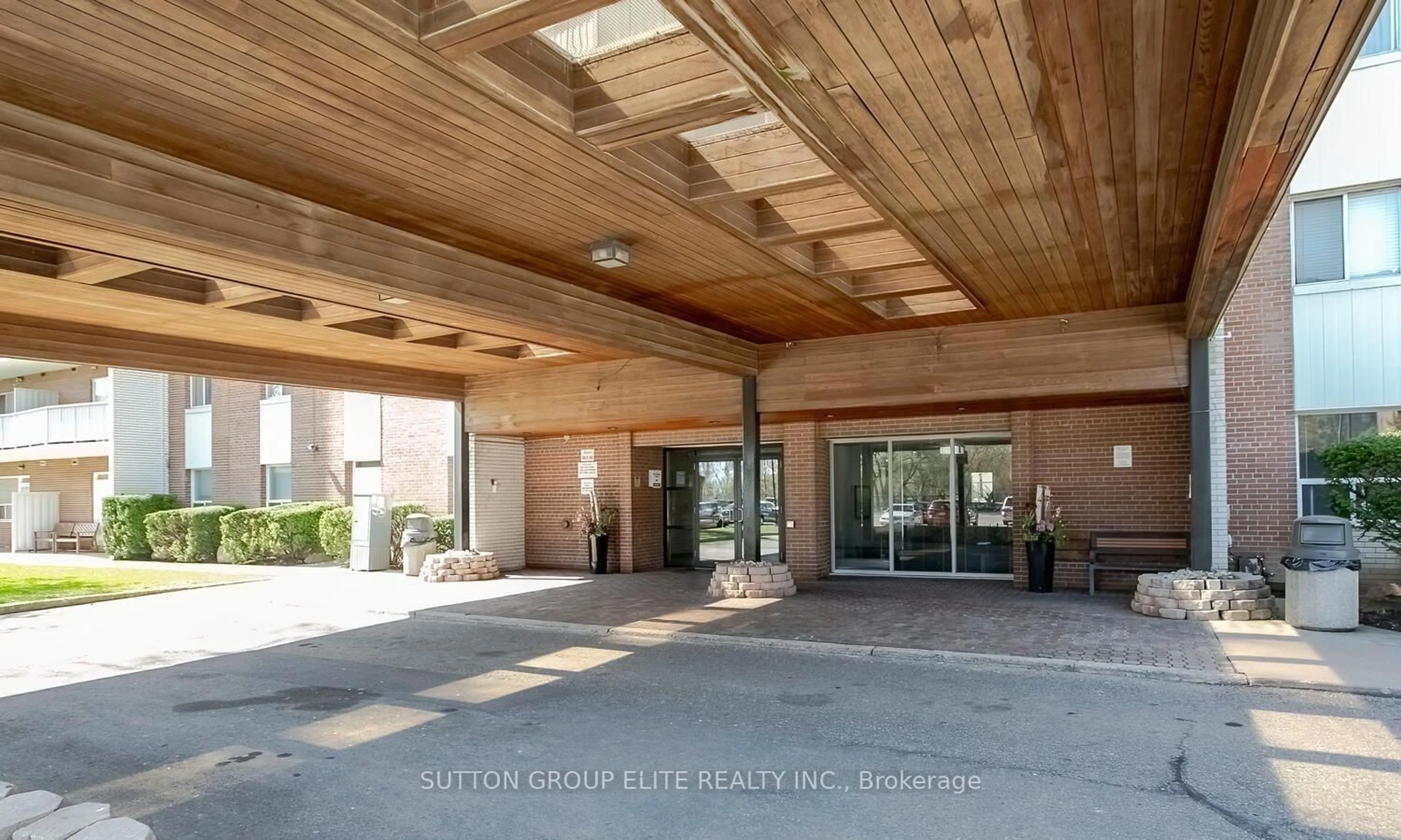 Indoor foyer for 1660 Bloor St #502, Mississauga Ontario L4X 1R9