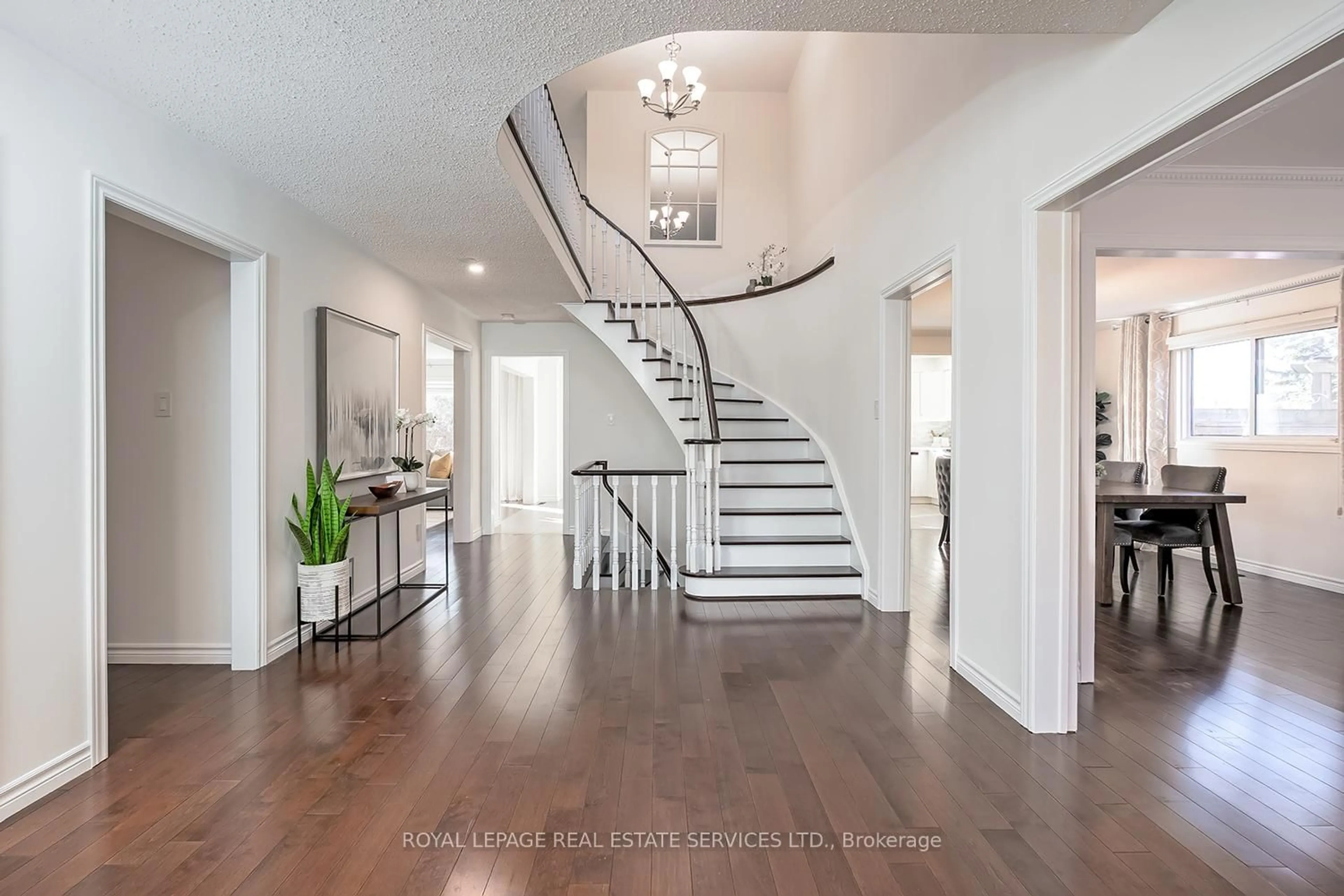 Indoor entryway for 1144 Mayfair Rd, Oakville Ontario L6M 1G8