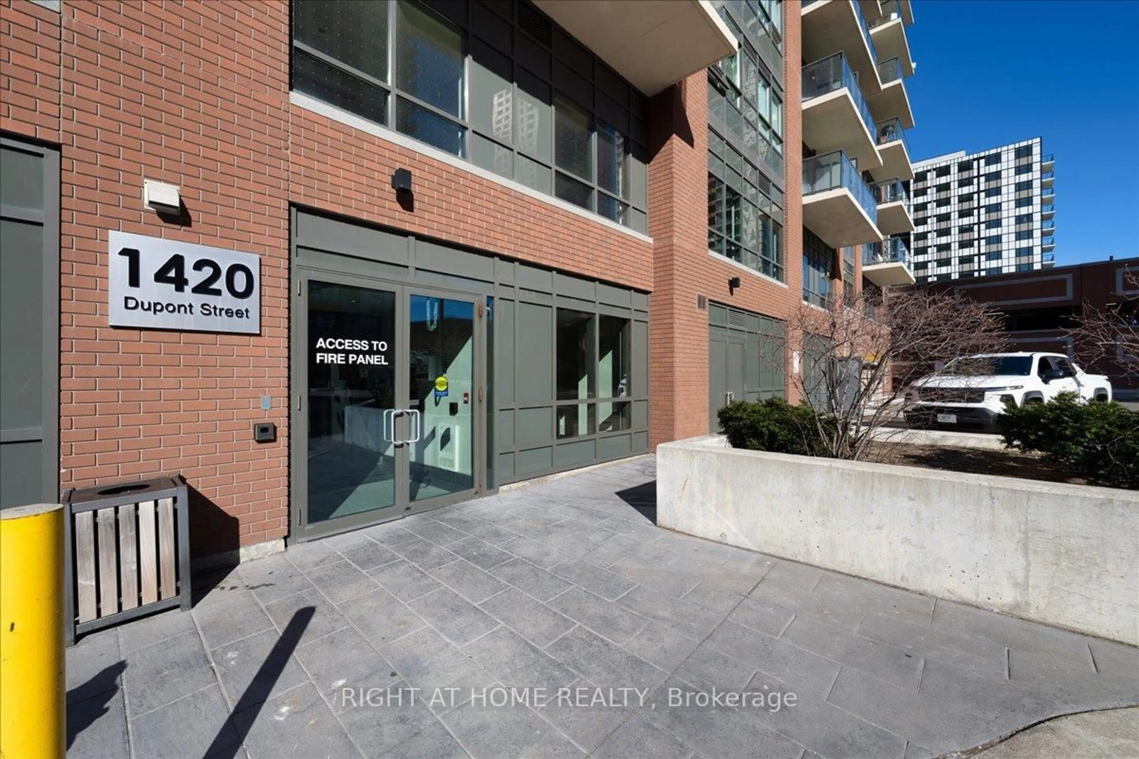 Indoor foyer for 1420 Dupont St #1312, Toronto Ontario M6H 0C2