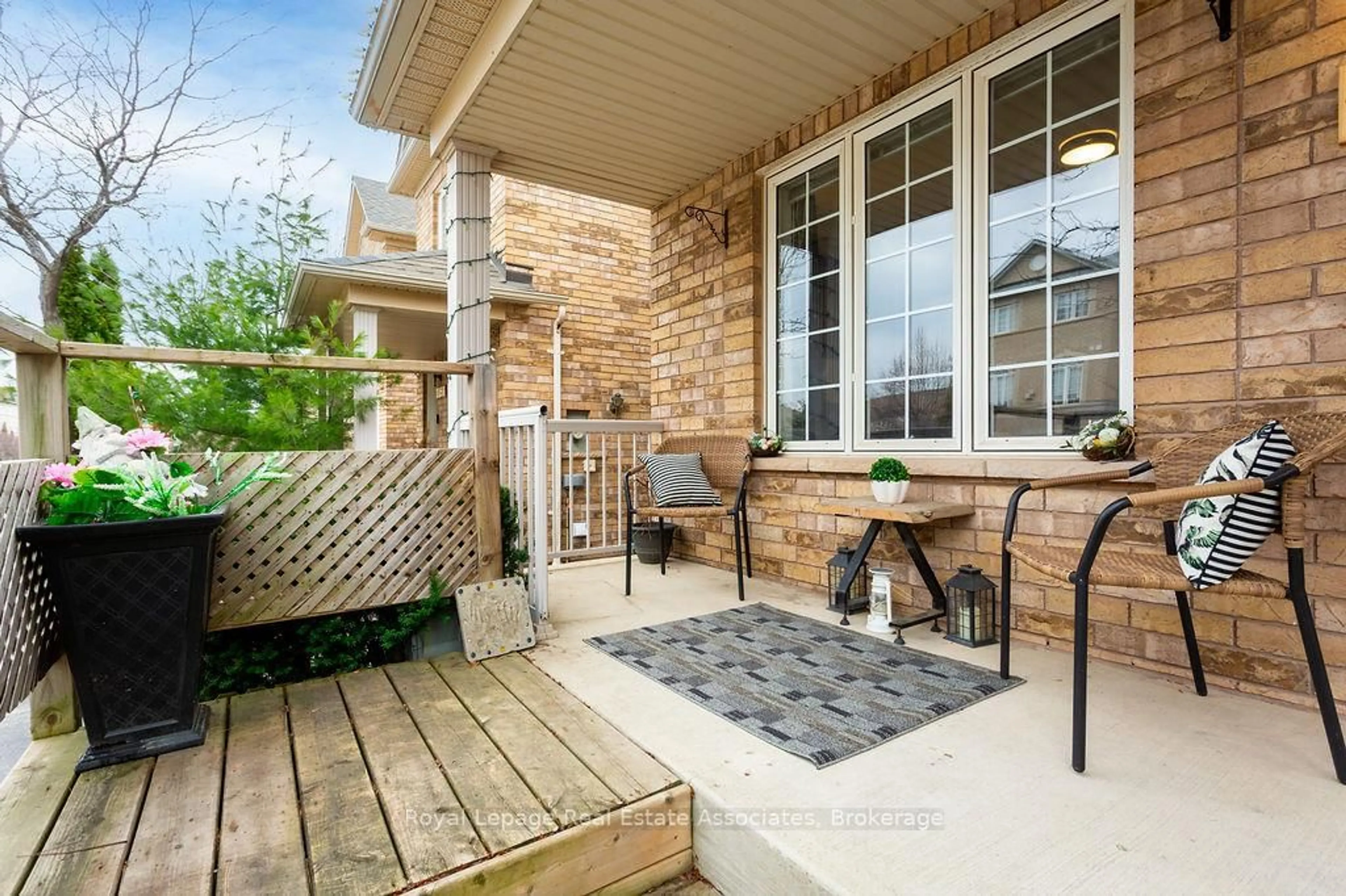 Patio, street for 2260 Greening Lane, Burlington Ontario L7L 6Y8