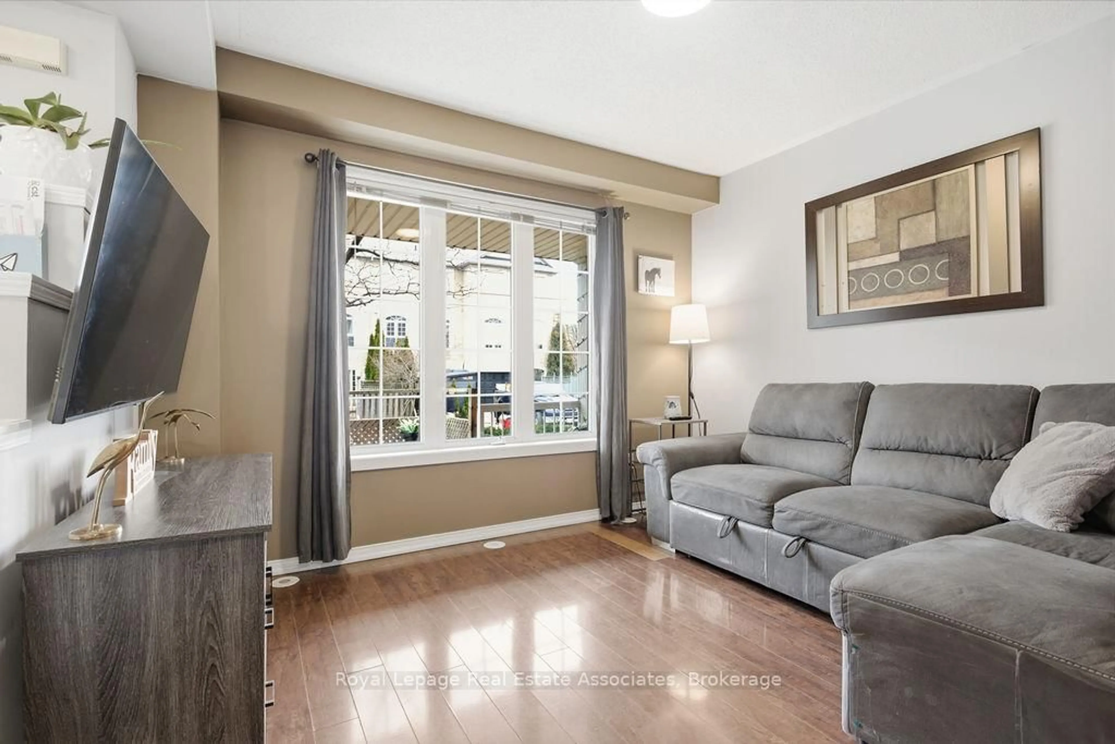 Living room with furniture, unknown for 2260 Greening Lane, Burlington Ontario L7L 6Y8