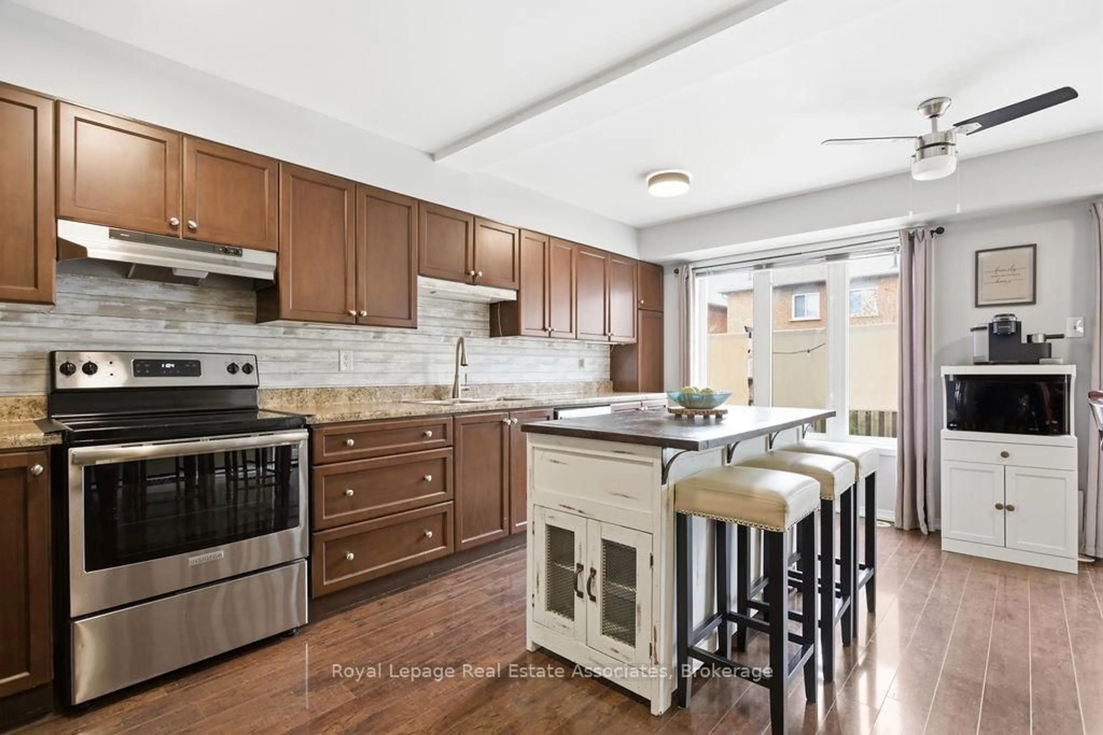 Open concept kitchen, ceramic/tile floor for 2260 Greening Lane, Burlington Ontario L7L 6Y8