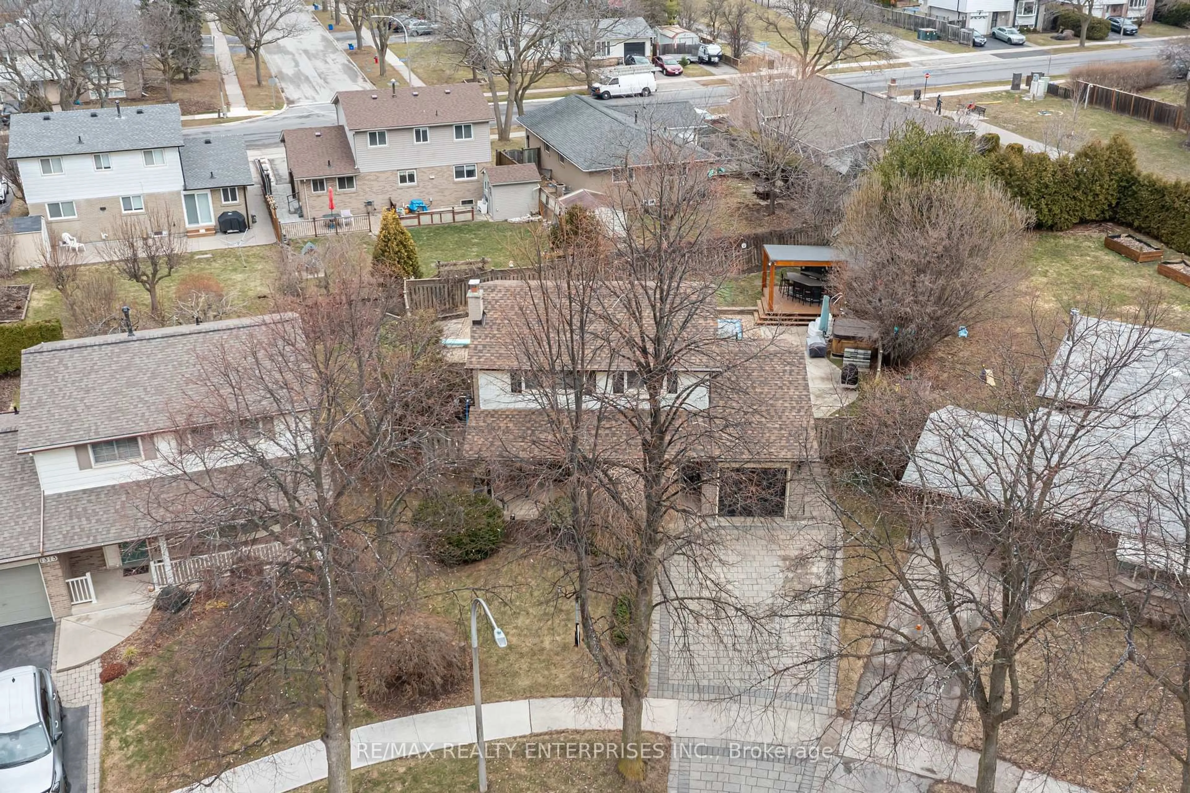 A pic from outside/outdoor area/front of a property/back of a property/a pic from drone, city buildings view from balcony for 1311 Aldridge Cres, Burlington Ontario L7M 1C5