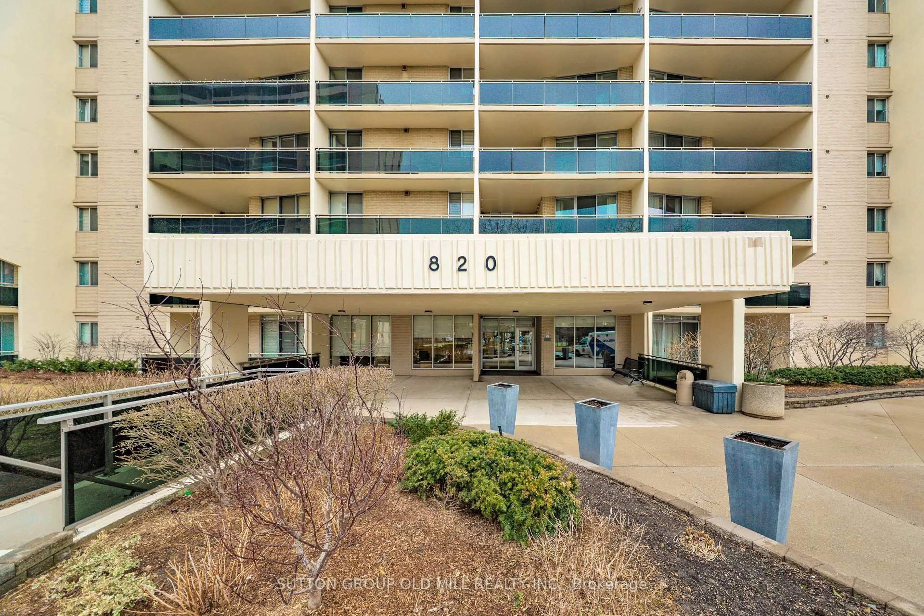 Indoor foyer for 820 Burnhamthorpe Rd #708, Toronto Ontario M9C 4W2