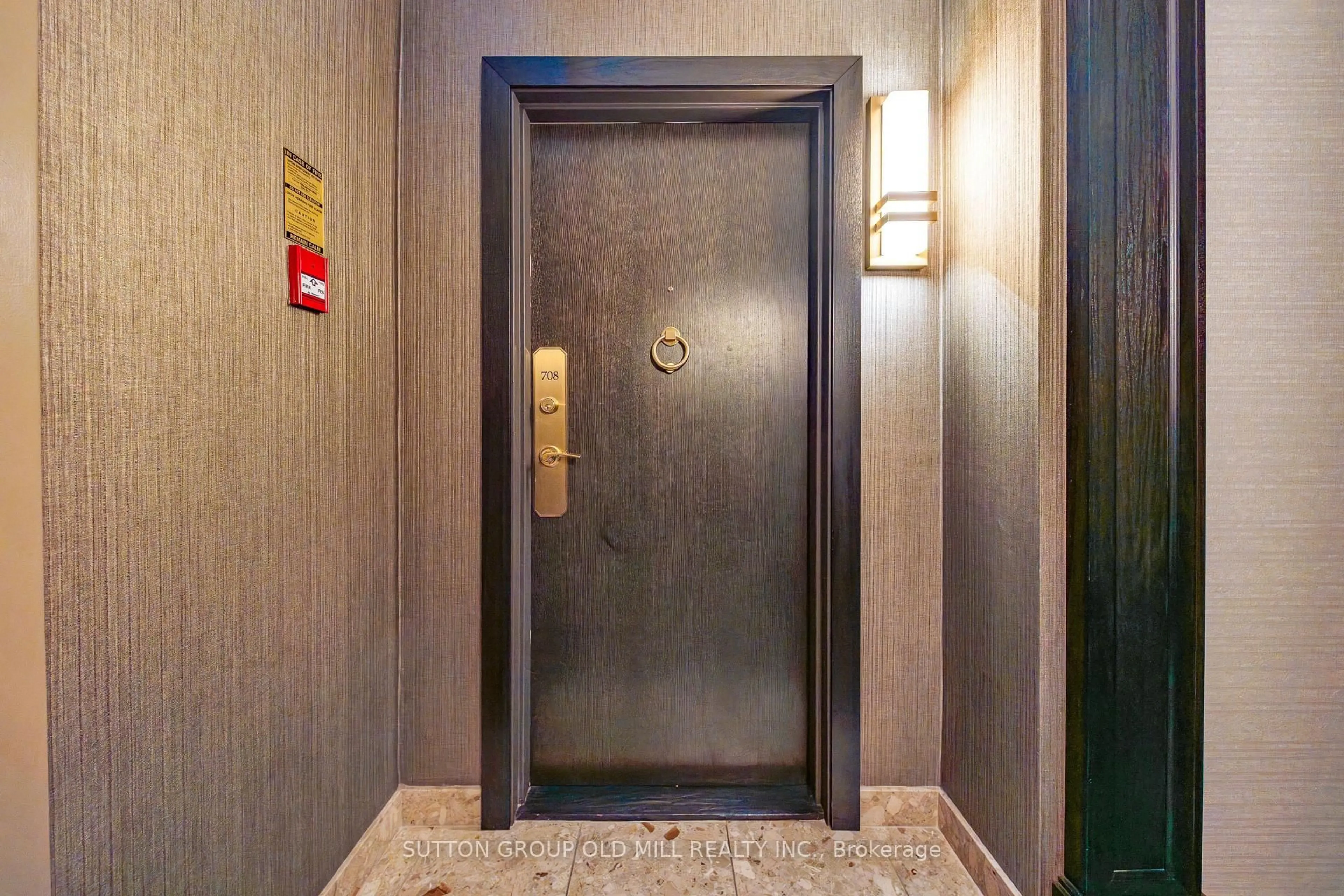 Indoor foyer for 820 Burnhamthorpe Rd #708, Toronto Ontario M9C 4W2