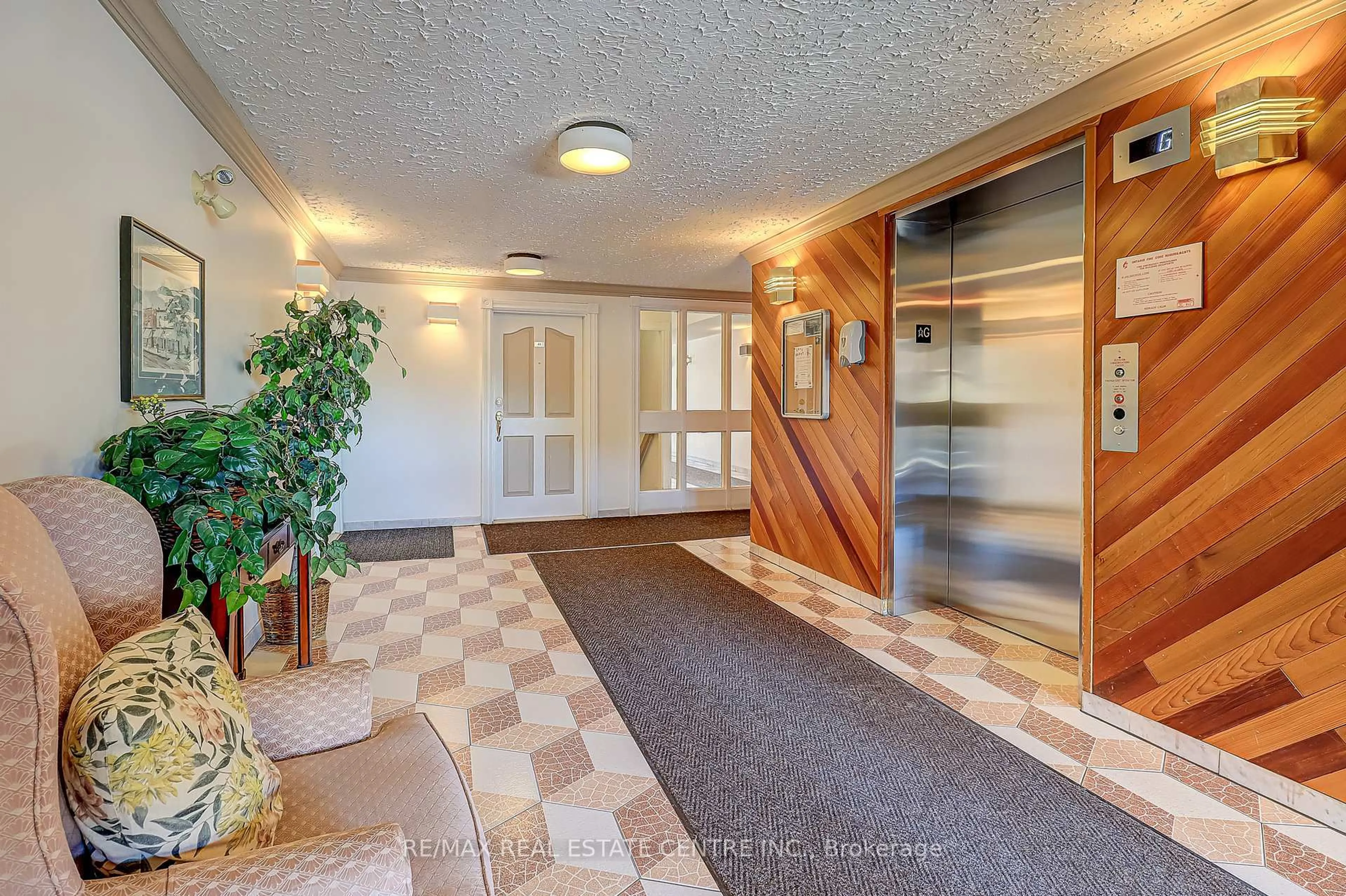Indoor foyer for 3050 Pinemeadow Dr #57, Burlington Ontario L7M 3X5