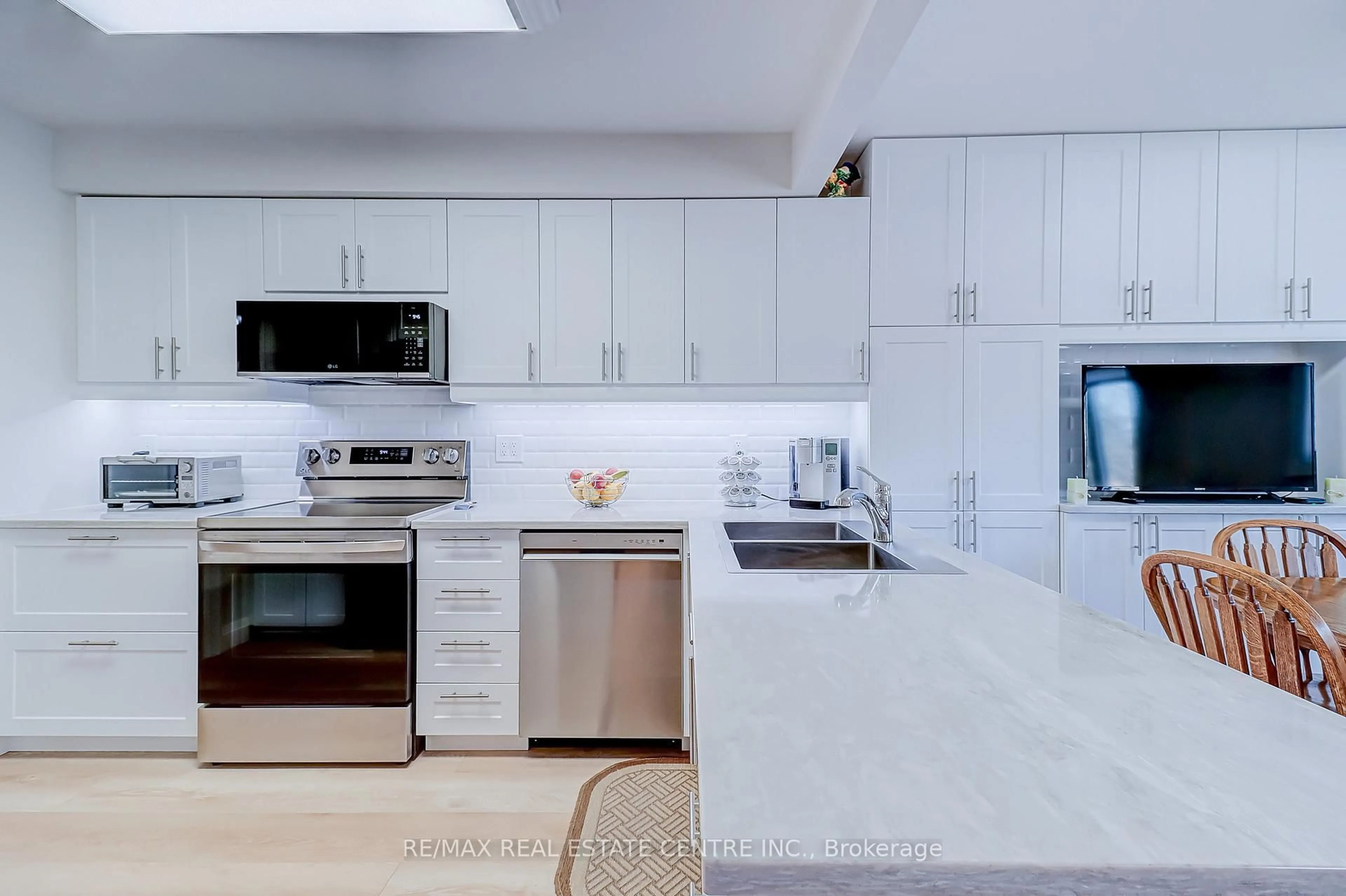 Contemporary kitchen, ceramic/tile floor for 3050 Pinemeadow Dr #57, Burlington Ontario L7M 3X5