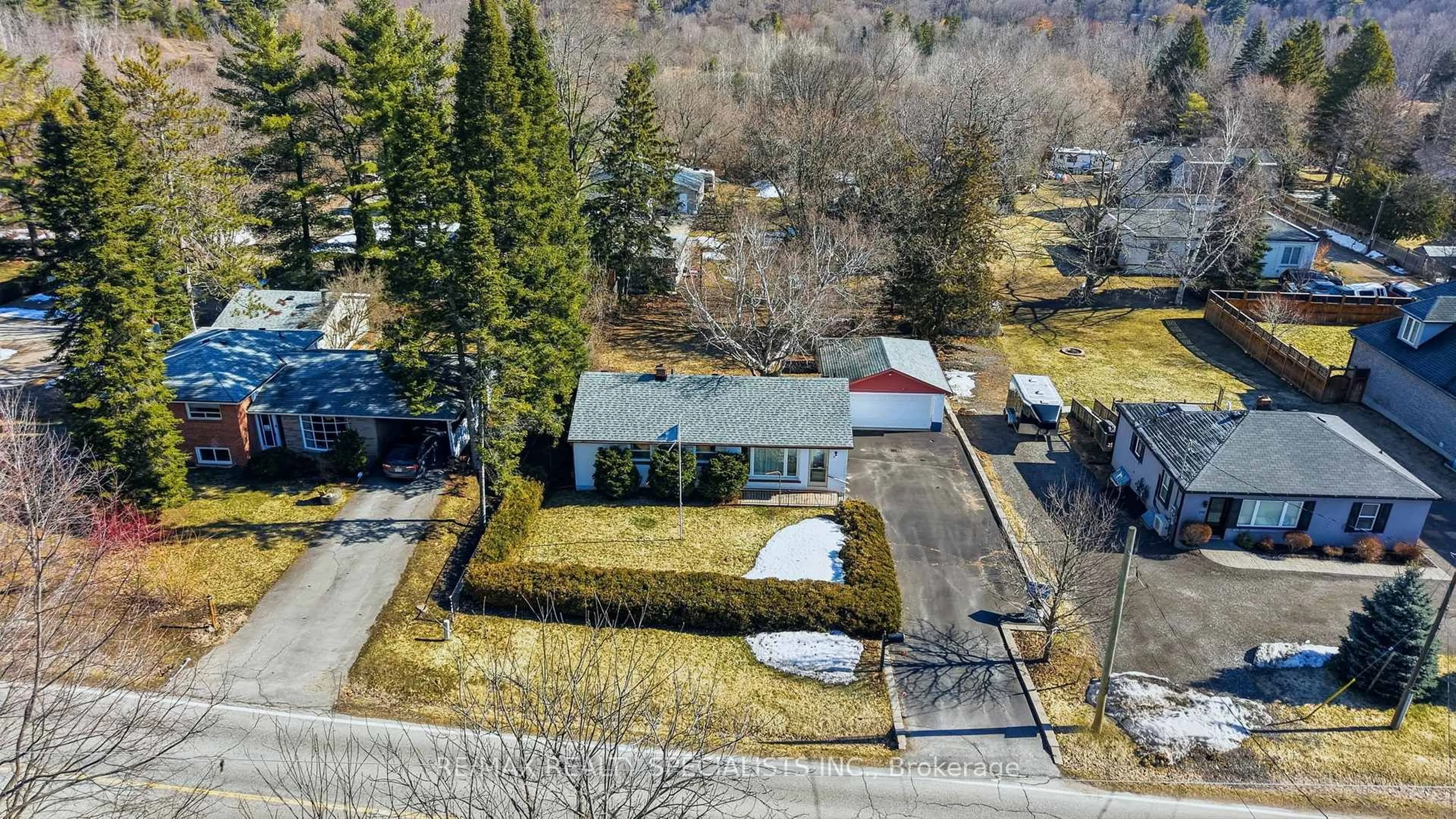 A pic from outside/outdoor area/front of a property/back of a property/a pic from drone, street for 143 Confederation St, Halton Hills Ontario L7G 3S3