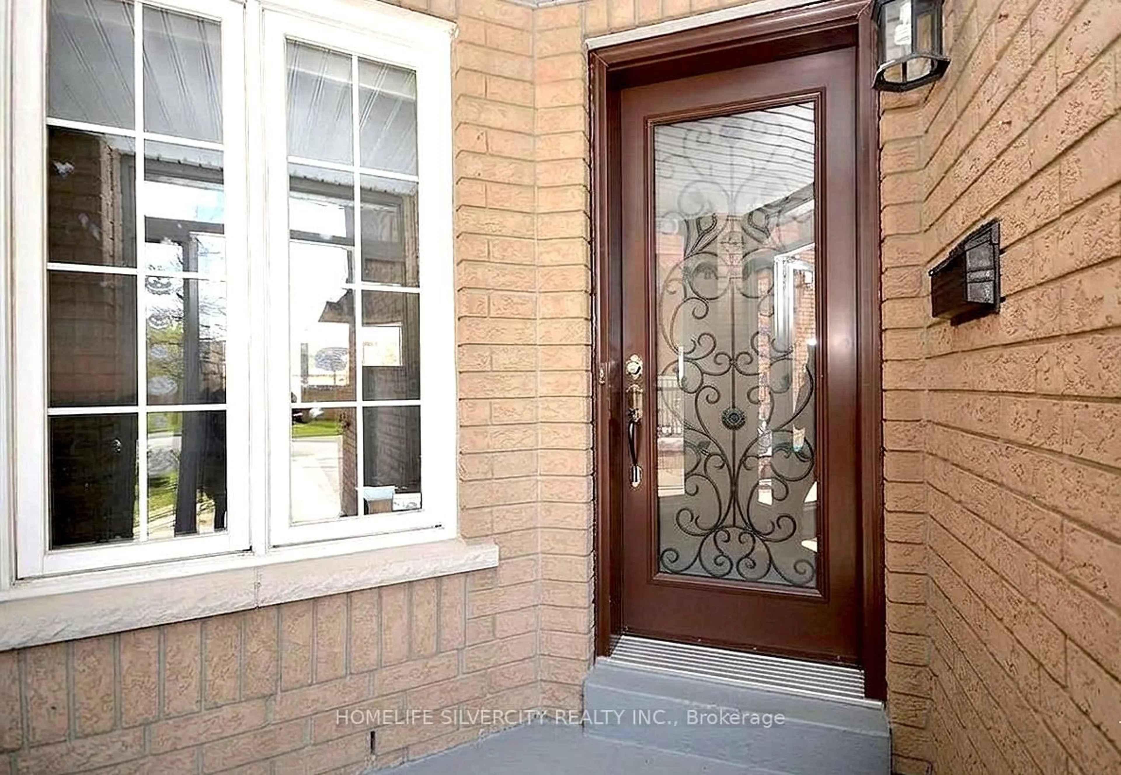 Indoor entryway for 11 Rangeland Rd, Brampton Ontario L6R 1L4