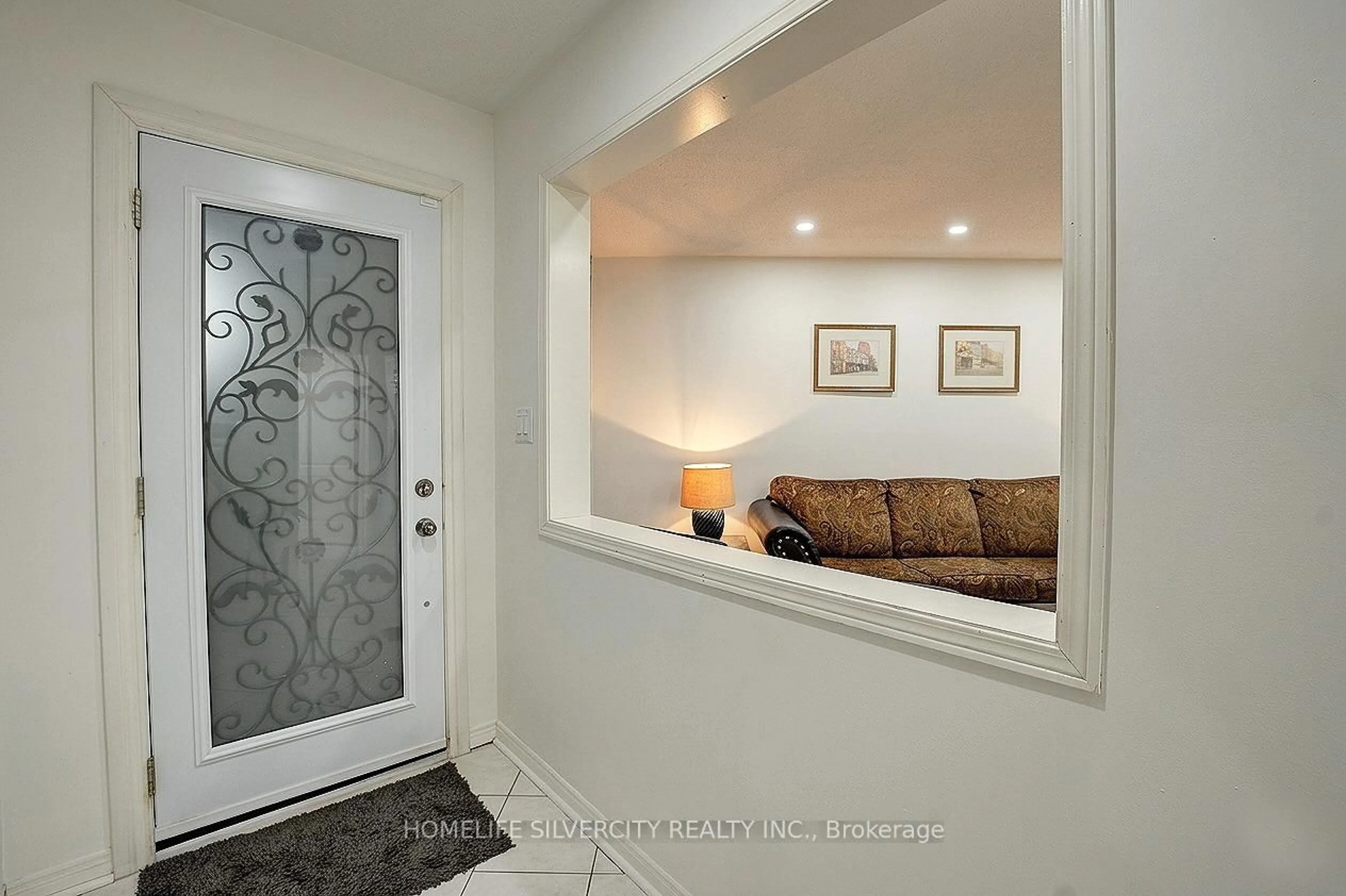 Indoor entryway for 11 Rangeland Rd, Brampton Ontario L6R 1L4