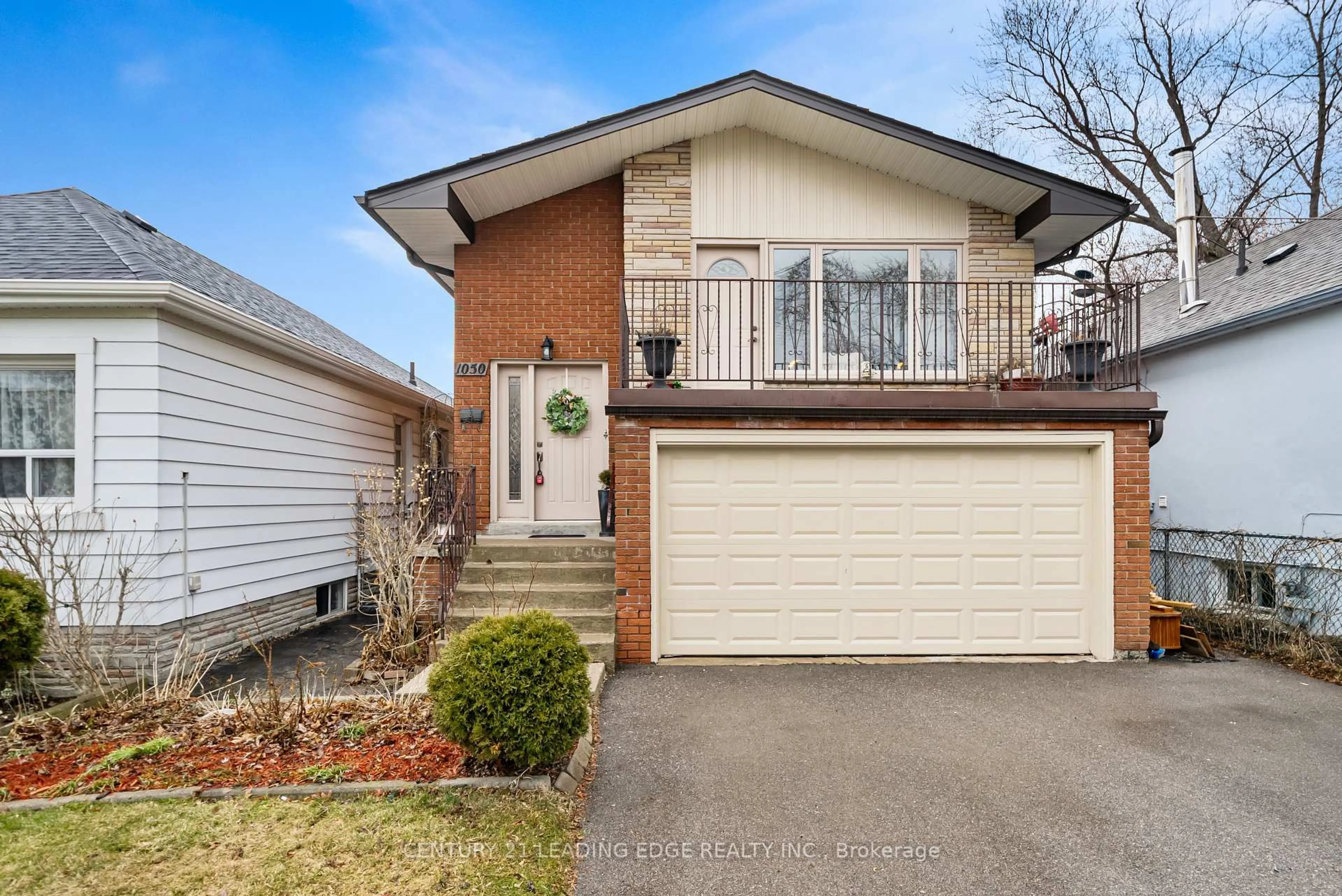 Home with brick exterior material, street for 1050 Alexandra Ave, Mississauga Ontario L5E 1Z8