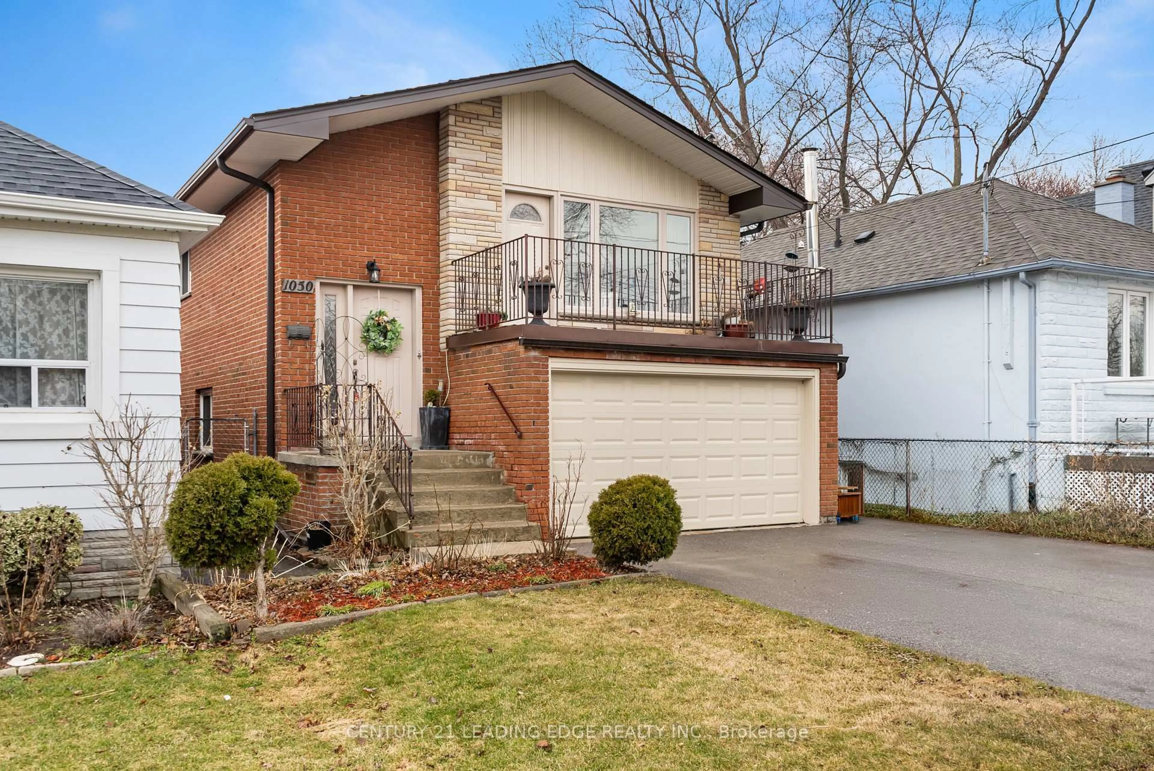 Home with brick exterior material, street for 1050 Alexandra Ave, Mississauga Ontario L5E 1Z8