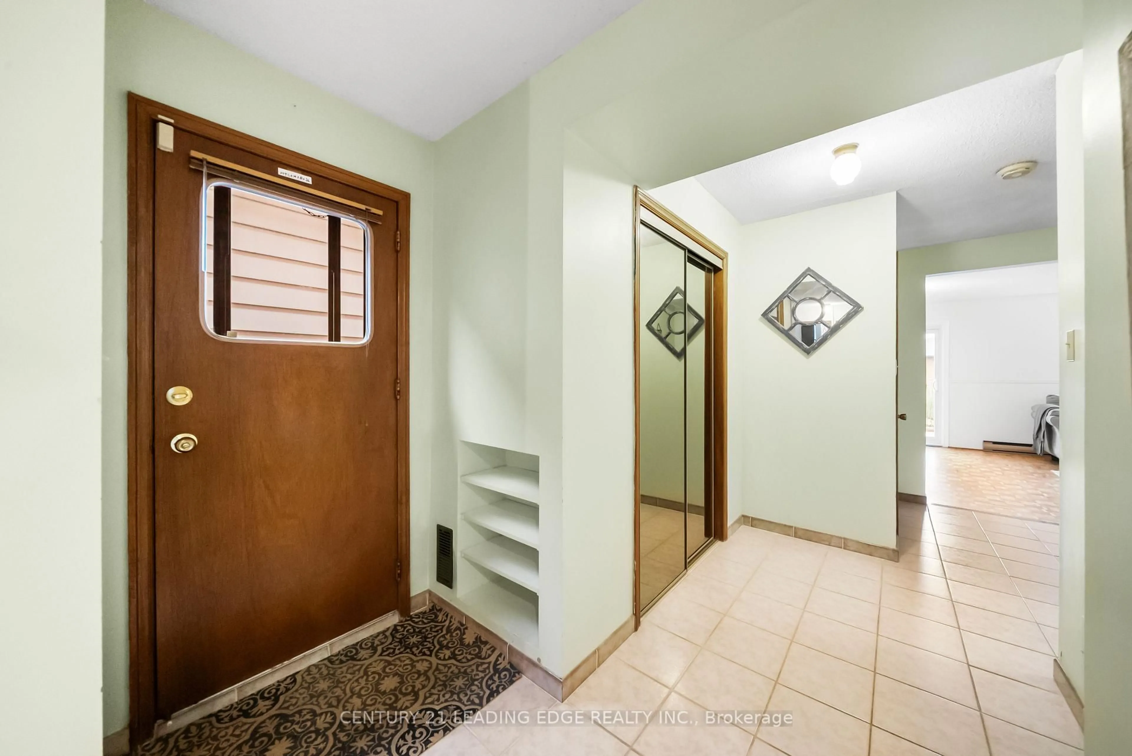 Indoor entryway for 1050 Alexandra Ave, Mississauga Ontario L5E 1Z8