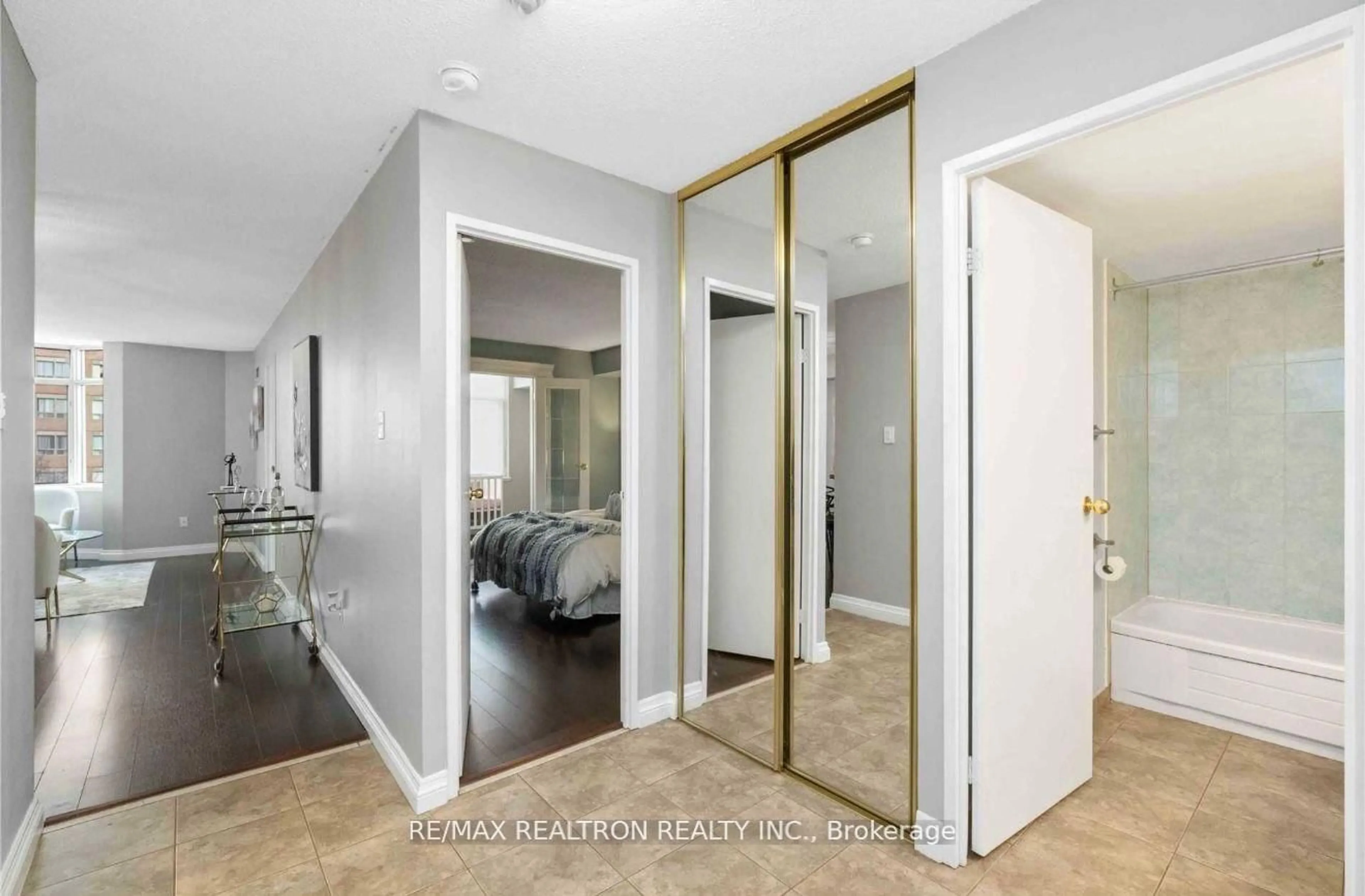 Indoor entryway for 300 Webb Dr #504, Mississauga Ontario L5B 3W3
