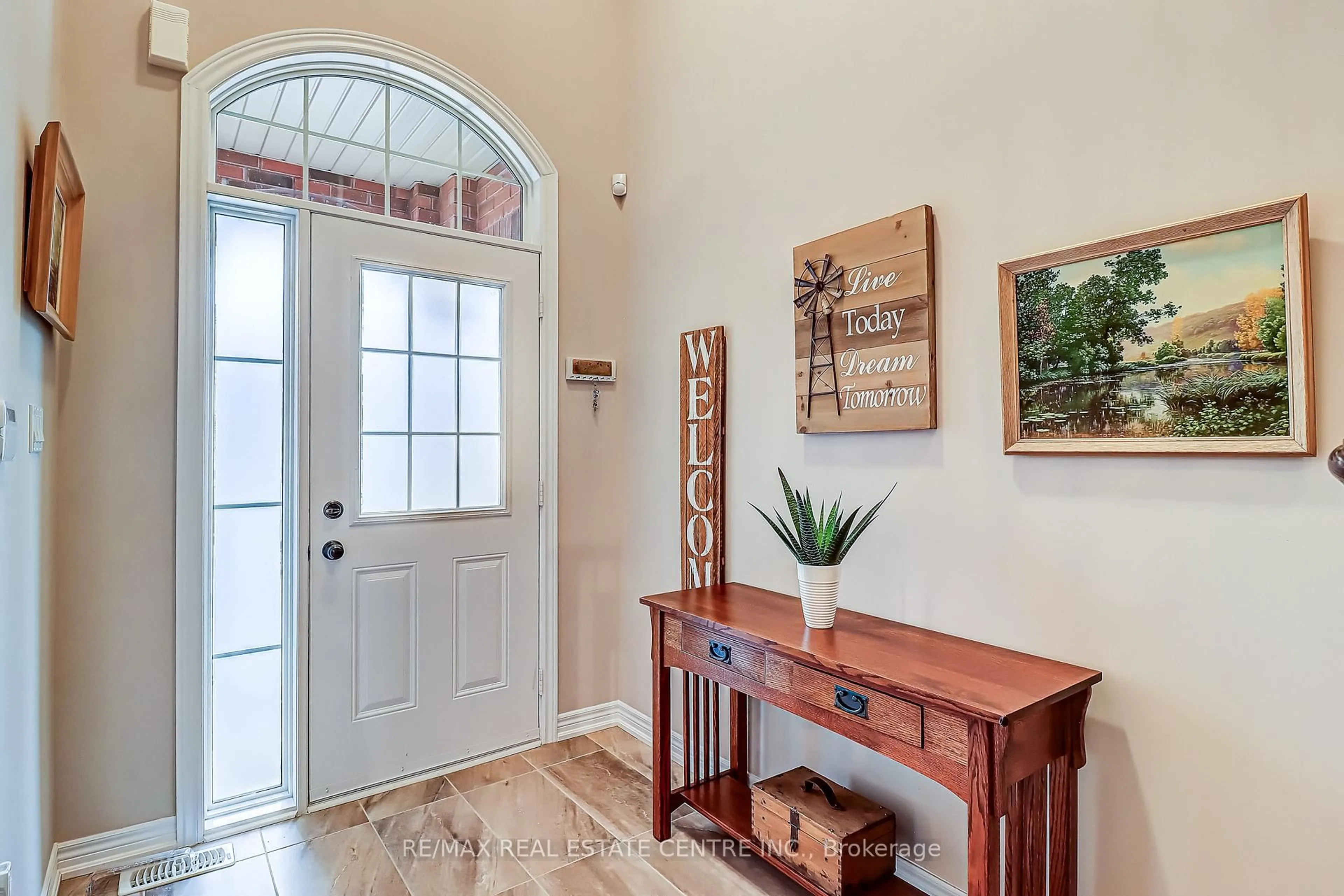 Indoor entryway for 3 Alamode Rd, Brampton Ontario L6R 3Z8