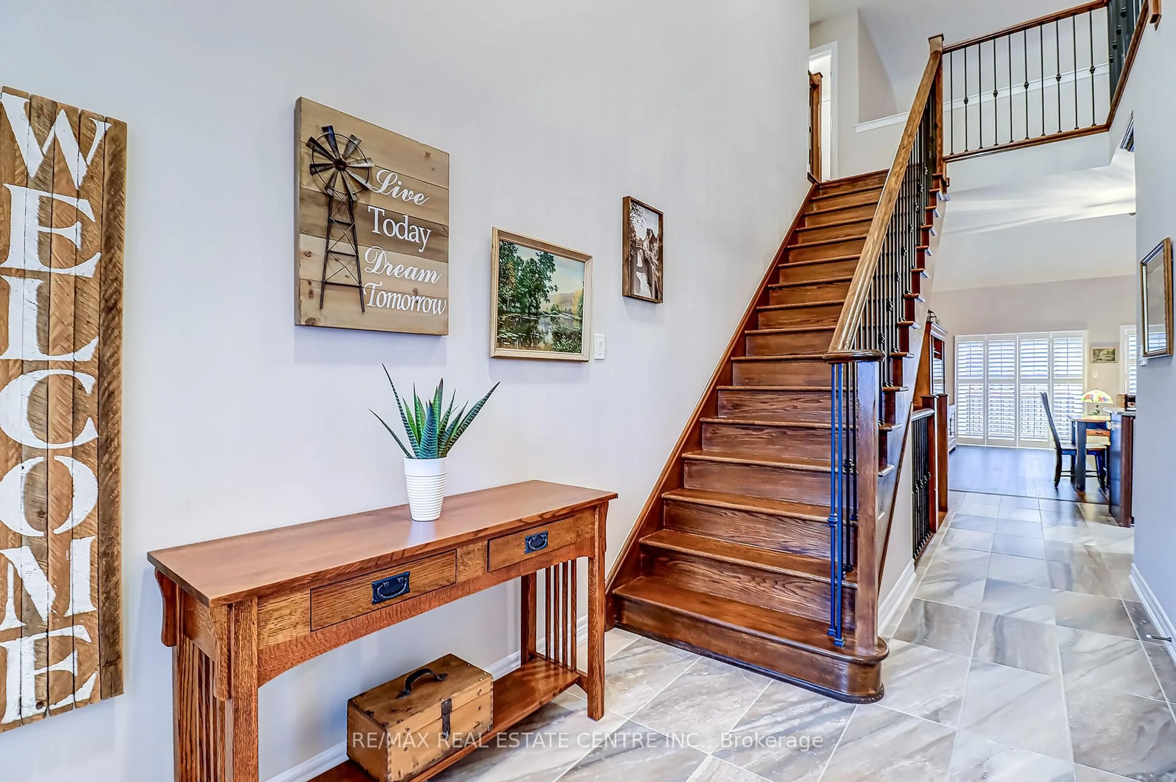 Indoor entryway for 3 Alamode Rd, Brampton Ontario L6R 3Z8