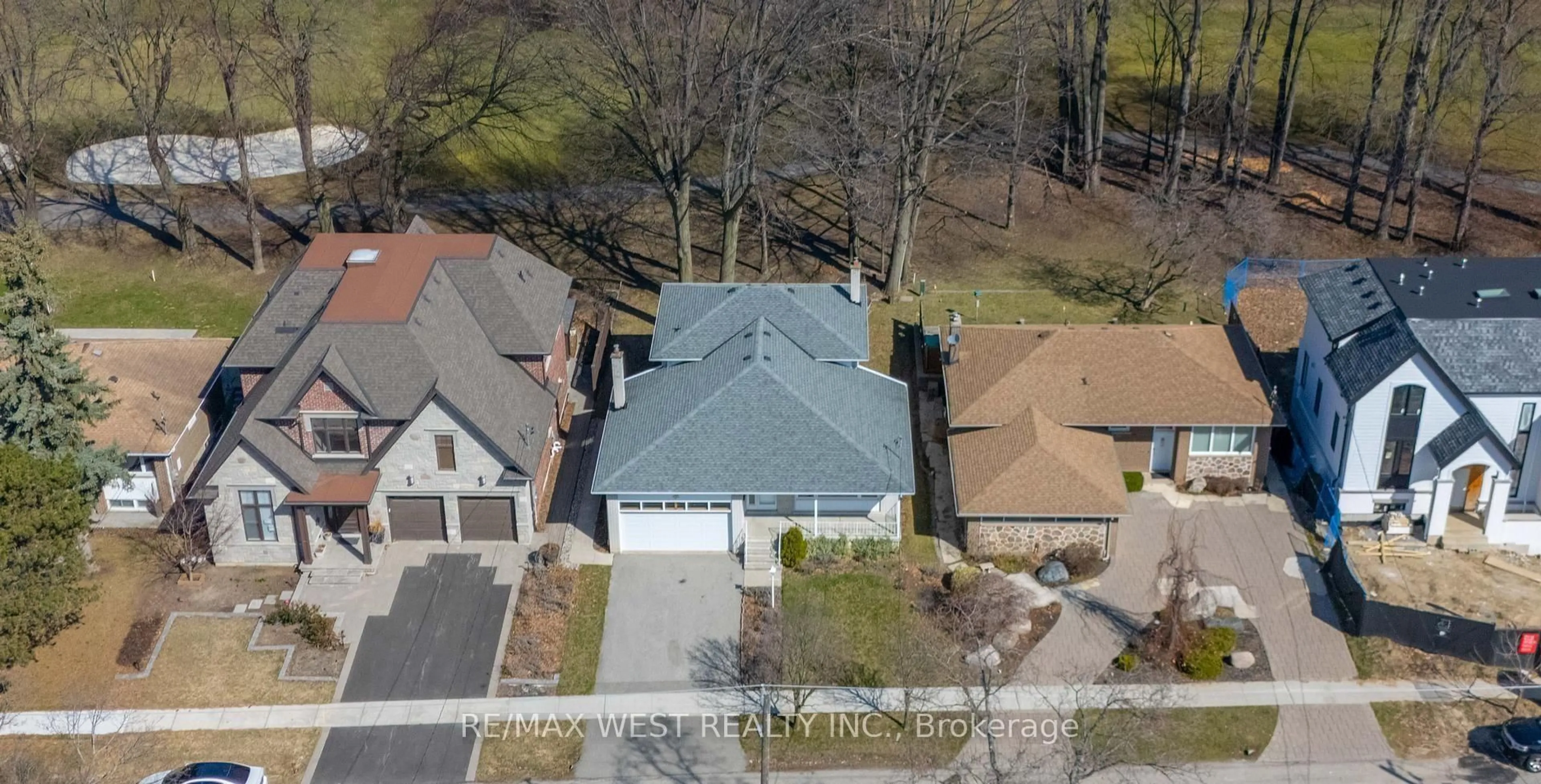 A pic from outside/outdoor area/front of a property/back of a property/a pic from drone, street for 28 Braywin Dr, Toronto Ontario M9P 2P1
