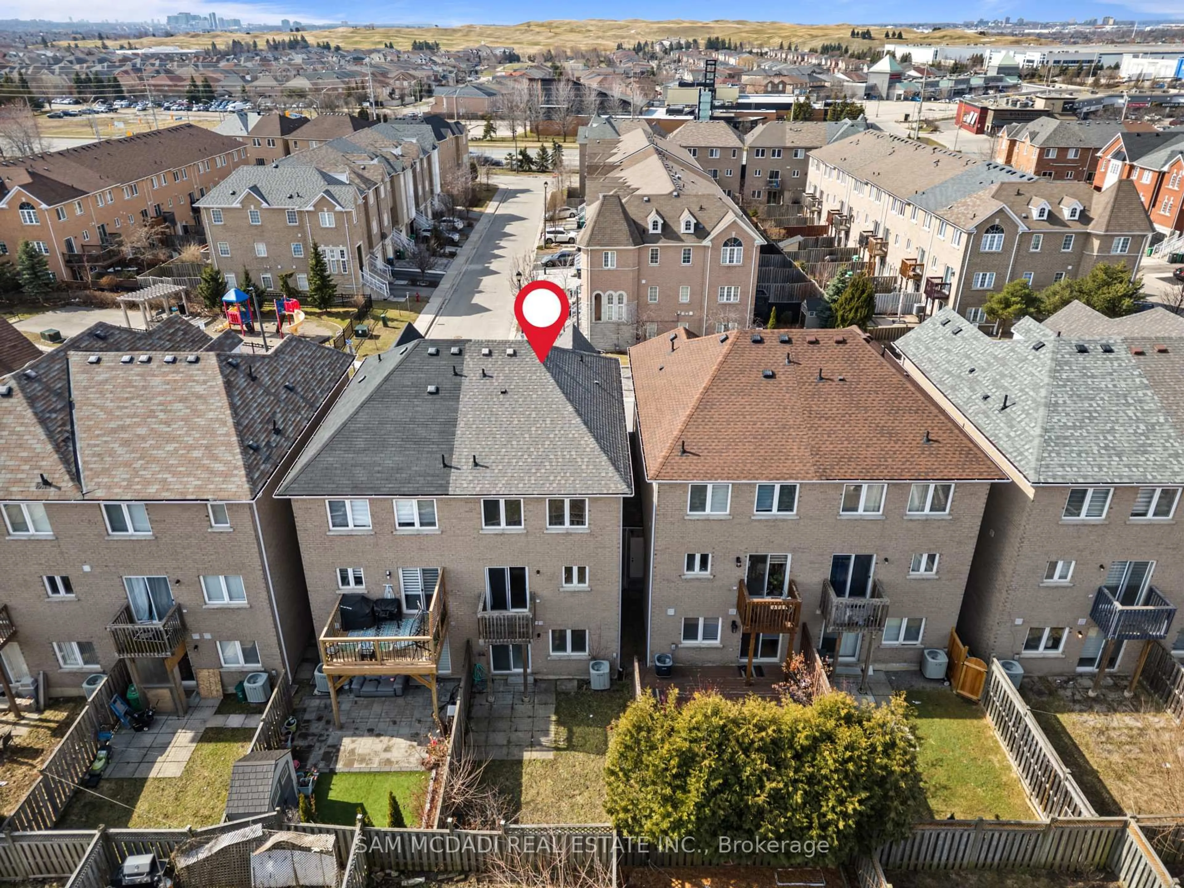 A pic from outside/outdoor area/front of a property/back of a property/a pic from drone, city buildings view from balcony for 5783 Tiz Rd, Mississauga Ontario L5R 0B4